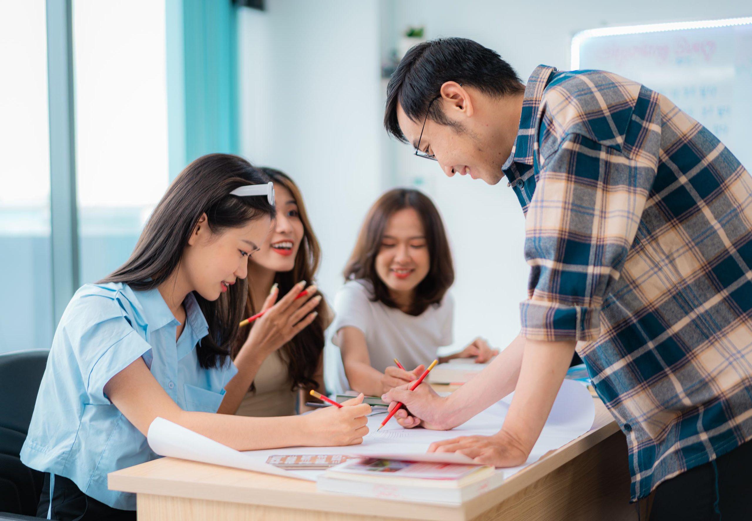 Theo một số chuyên gia, cấu trúc đào tạo còn chưa phù hợp khiến sinh viên dù tốt nghiệp đại học hay cao đẳng vẫn khó tìm được việc làm đúng chuyên môn. Ảnh ST Học cao đẳng Giải pháp thực tế trước áp lực thất nghiệp thanh niên hiện nay 2