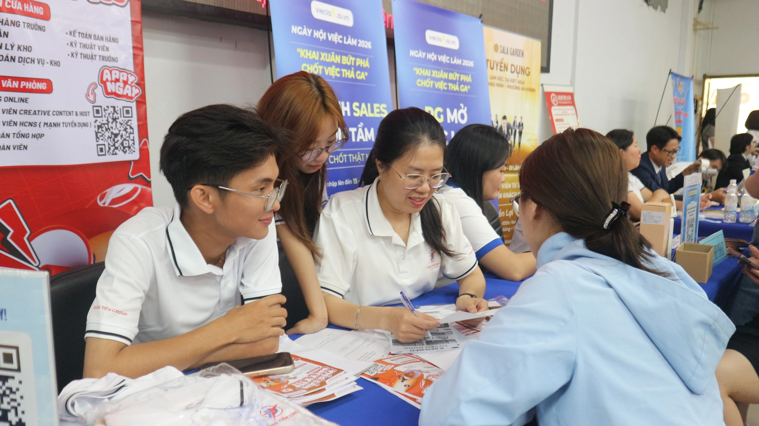 Giới trẻ không còn mặn mà với những văn phòng máy lạnh gò bó 8 tiếng mỗi ngày chỉ để đổi lấy hai chữ “ổn định”. Ảnh ST Điện công nghiệp – Ngành học khát nhân lực hiện nay