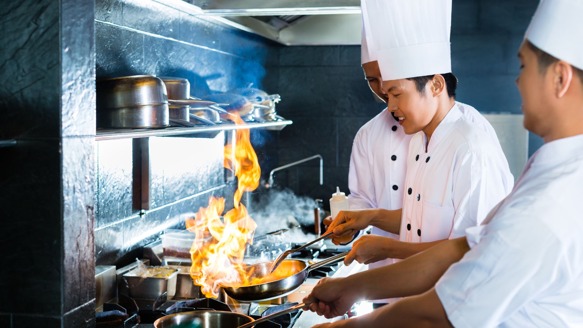 Sự kết hợp giữa tay nghề vững vàng và đạo đức nghề nghiệp giúp đầu bếp phát triển bền vững Khóa học nấu ăn sơ cấp 2026 Cơ hội việc làm lớn tại MITC 1