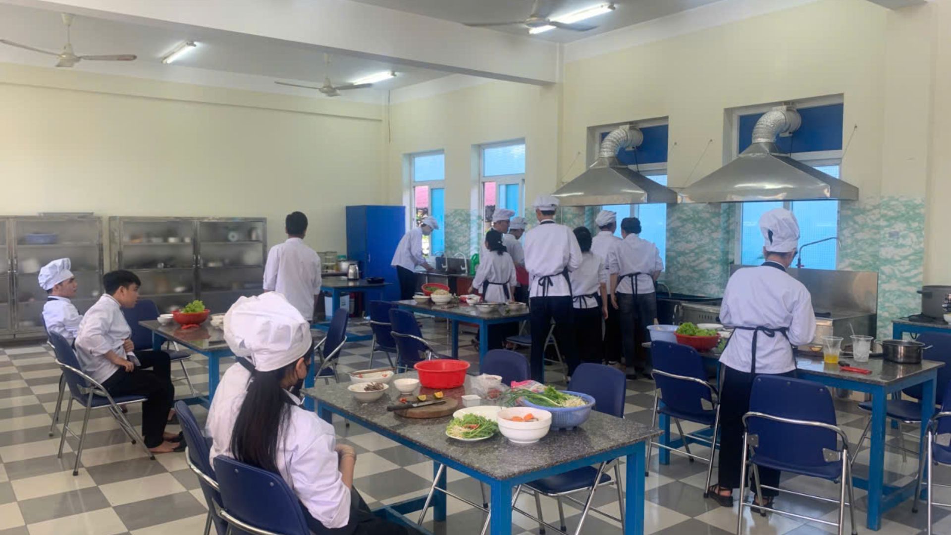 Lớp Kỹ thuật chế biến món ăn tại Trường Cao đẳng Công Thương miền Trung Khóa học nấu ăn sơ cấp 2026 Cơ hội việc làm lớn tại MITC 5