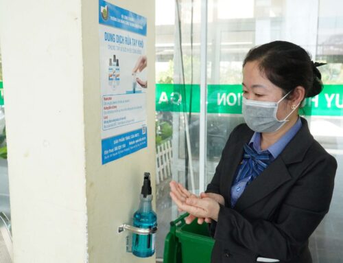 Tặng dung dịch rửa tay sát khuẩn khô tại các điểm công cộng và du lịch
