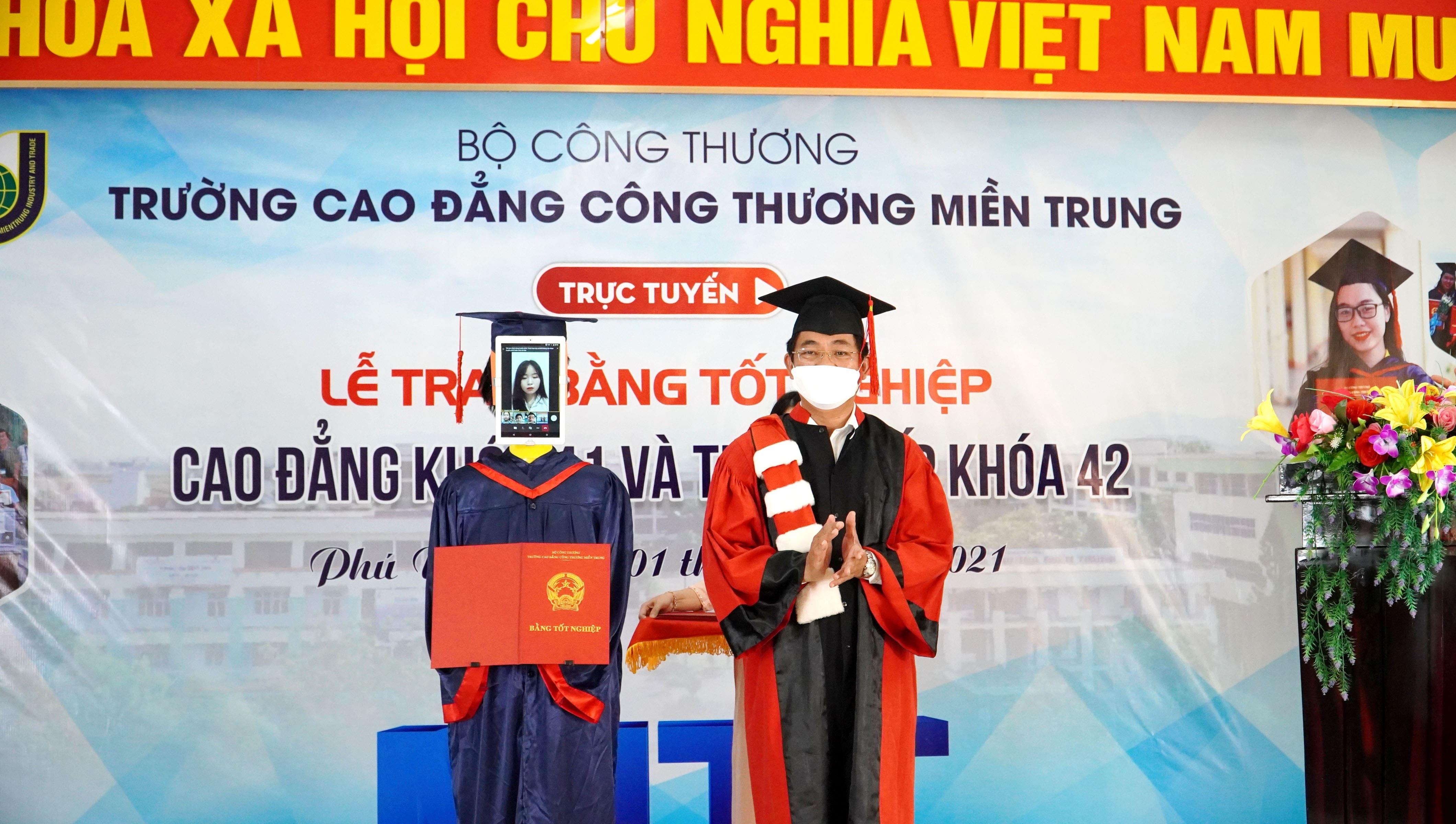 TS. Trần Kim Quyên, Bí thư Đảng ủy, Chủ tịch Hội đồng trường, Hiệu trưởng nhà trường - Trao bằng tốt nghiệp cho sinh viên - Robot nhận thay.