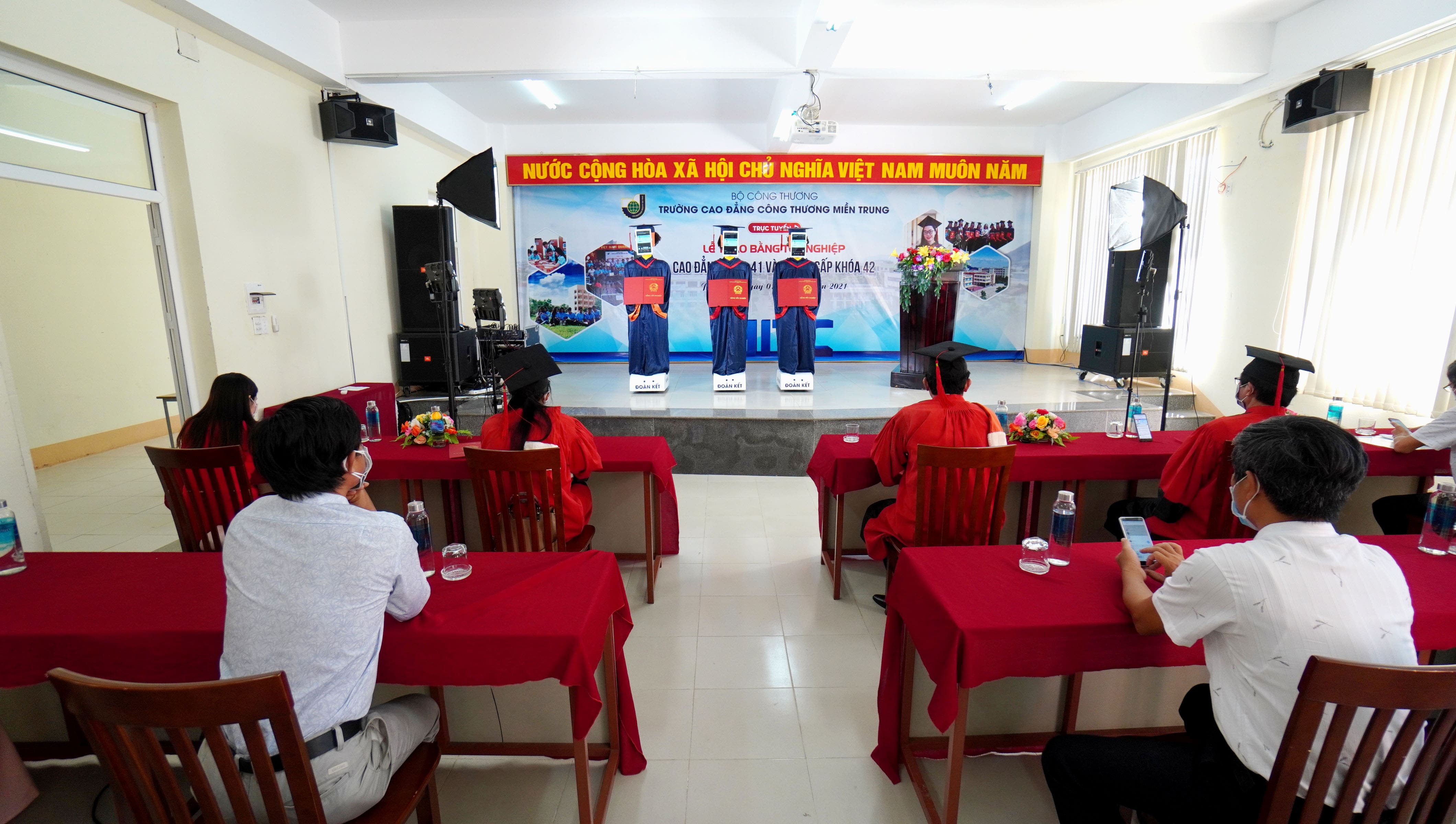 Toàn cảnh buổi Lễ tốt nghiệp cho lớp Cao đẳng K41 và Trung cấp K42 bằng hình thức trực tuyến