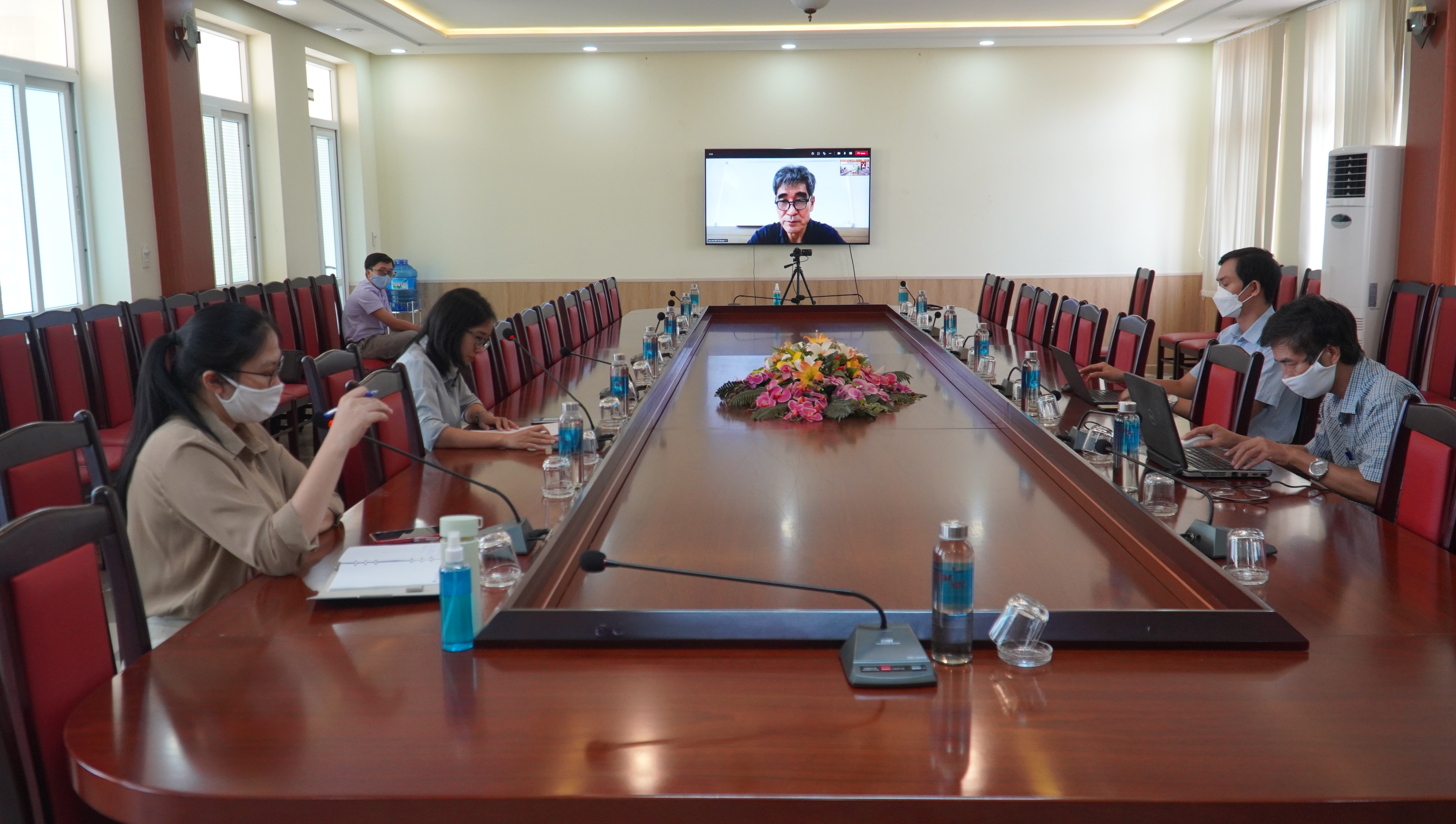 Toàn cảnh buổi làm việc với đại diện trường Đại Học Đông Du