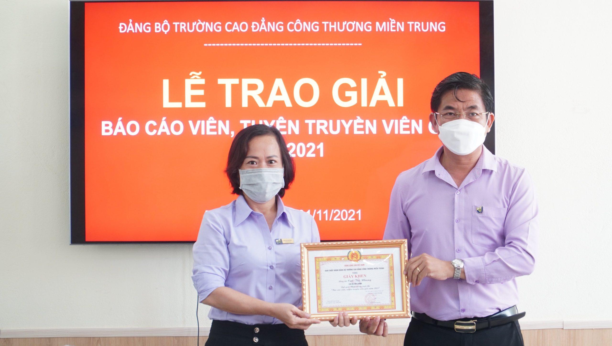 Đồng chí Cao Thị Nhung, Chi bộ Nội chính, nhận giải nhất của Hội thi báo cao viên, tuyên truyền viên giỏi năm 2021