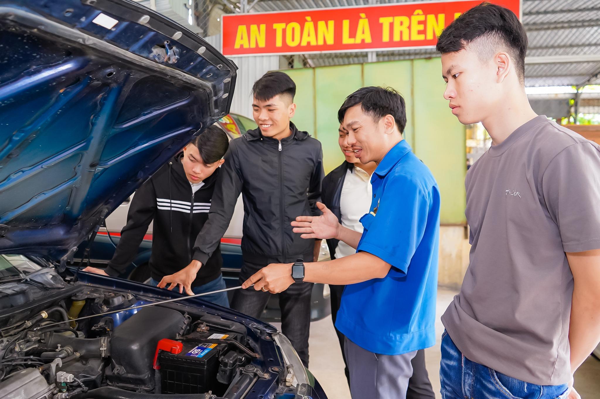 MITC tổ chức ngày hội Trải nghiệm 1 ngày là sinh viên dành cho học sinh THPT Trần Bình Trọng