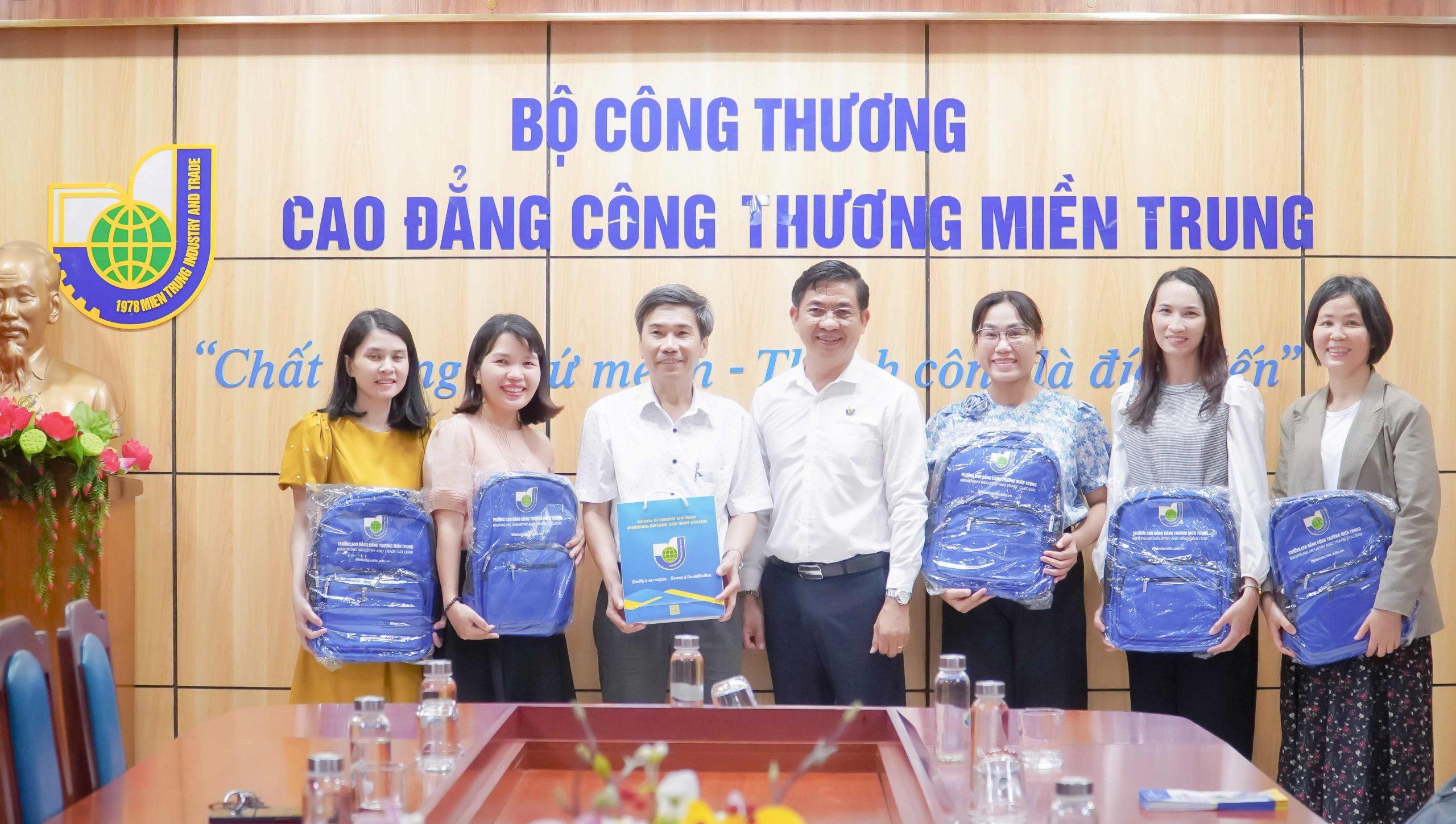 Tăng cường hợp tác giữa MITC và THPT Nguyễn Trãi Mở rộng cơ hội định hướng nghề nghiệp cho học sinh 2