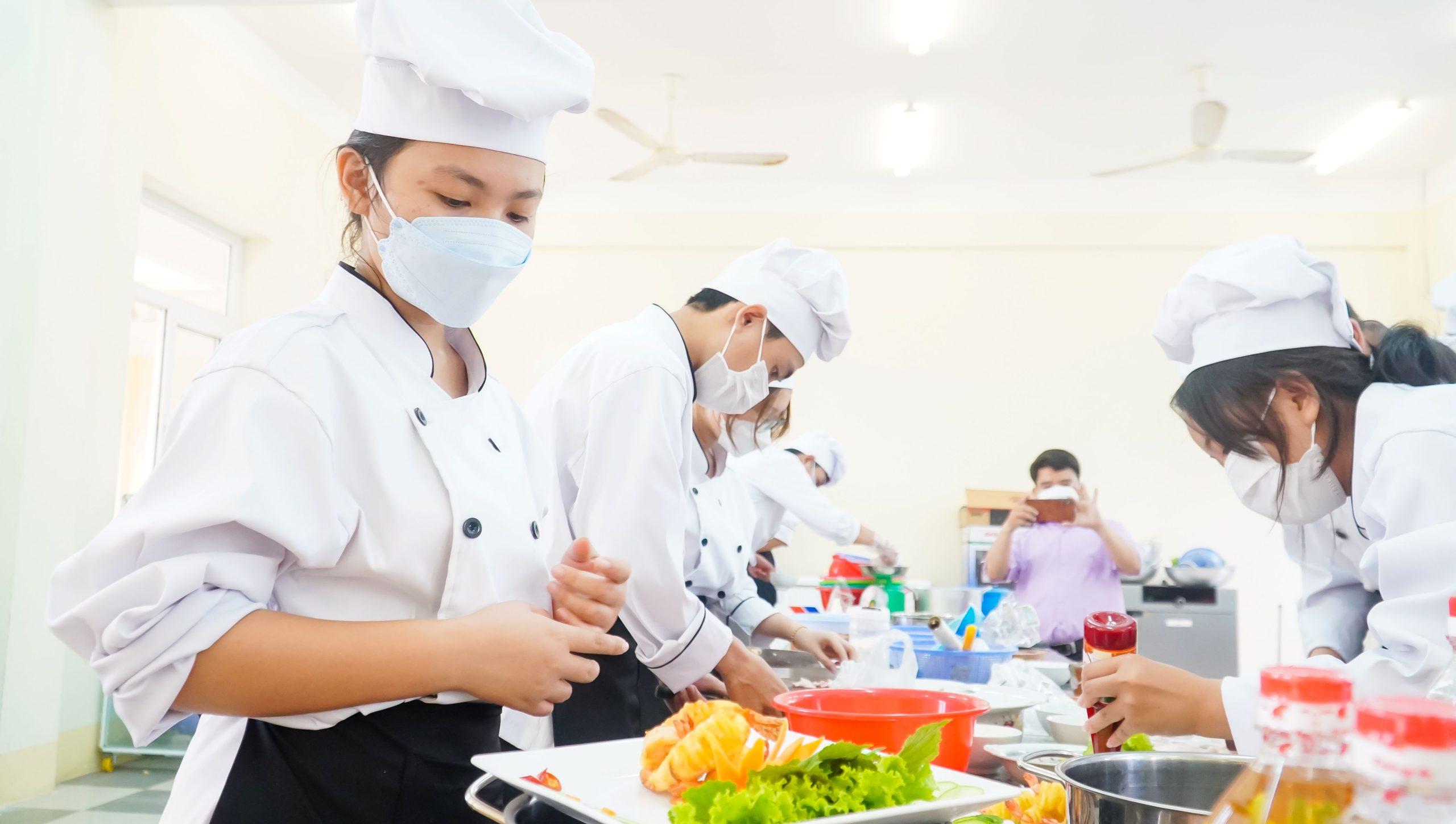 Ngành Kỹ thuật chế biến món ăn tại Cao đẳng Công Thương miền Trung - Nghề vàng trong kỷ nguyên dịch vụ 1