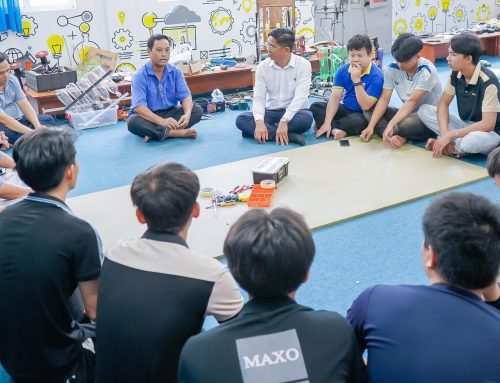 Hiệu trưởng trường Cao đẳng Công Thương miền Trung động viên đội tuyển Robocon trước ngày lên đường dự thi