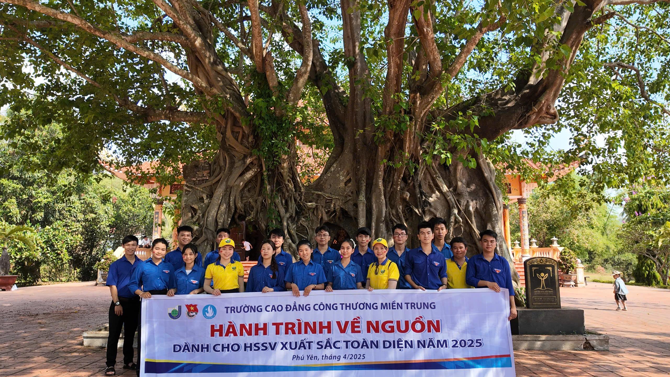 Bạn Lê Tú Uyên - Sinh viên ngành Kế toán khóa 45 (bên trái ảnh) trong chuyến hành trình về Nguồn năm 2025 Cảm nhận của bạn Lê Tú Uyên sinh viên ngành Kế toán khóa 45 trong chuyến hành trình về Nguồn 2