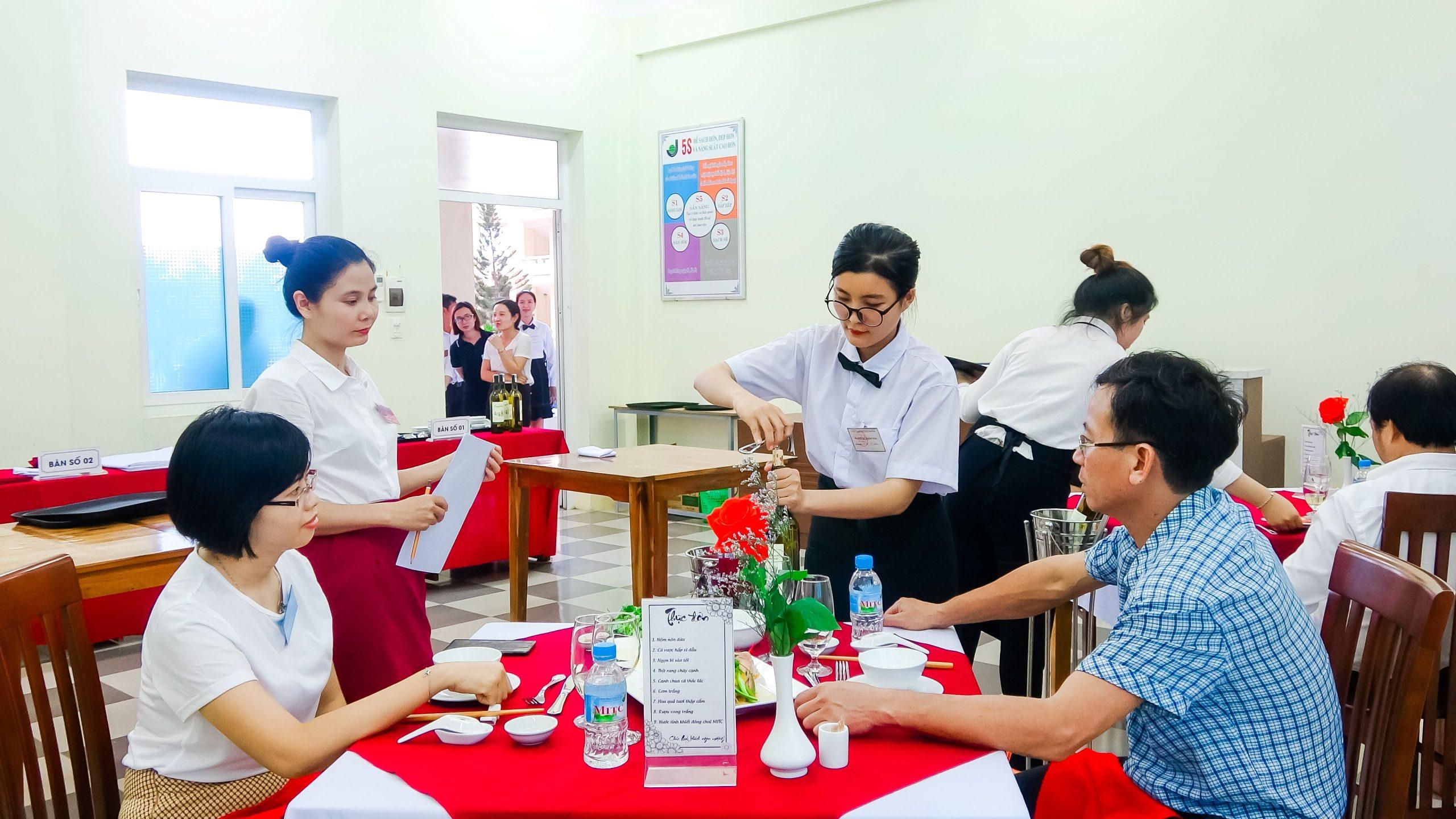 Sinh viên MITC tham gia kỳ thi đánh giá kỹ năng nghề ngành Quản trị nhà hàng và dịch vụ ăn uống Chọn ngành Quản trị nhà hàng và dịch vụ ăn uống tại MITC – Cơ hội việc làm rộng mở trong ngành dịch vụ 1