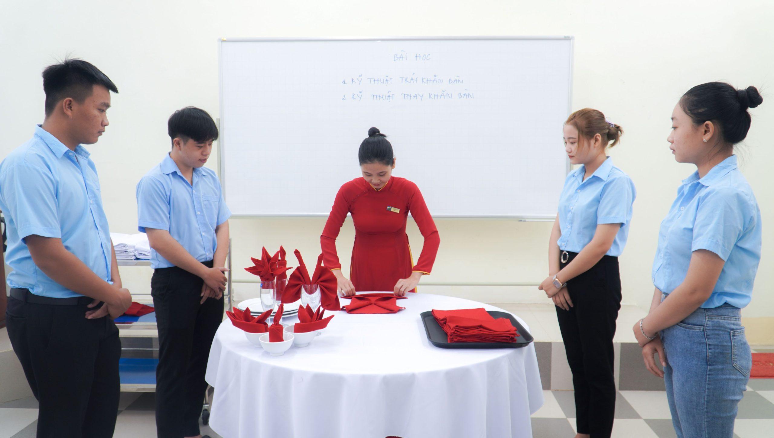 Một buổi thực hành nghề của sinh viên ngành Quản trị nhà hàng và dịch vụ ăn uống Chọn ngành Quản trị nhà hàng và dịch vụ ăn uống tại MITC – Cơ hội việc làm rộng mở trong ngành dịch vụ 2