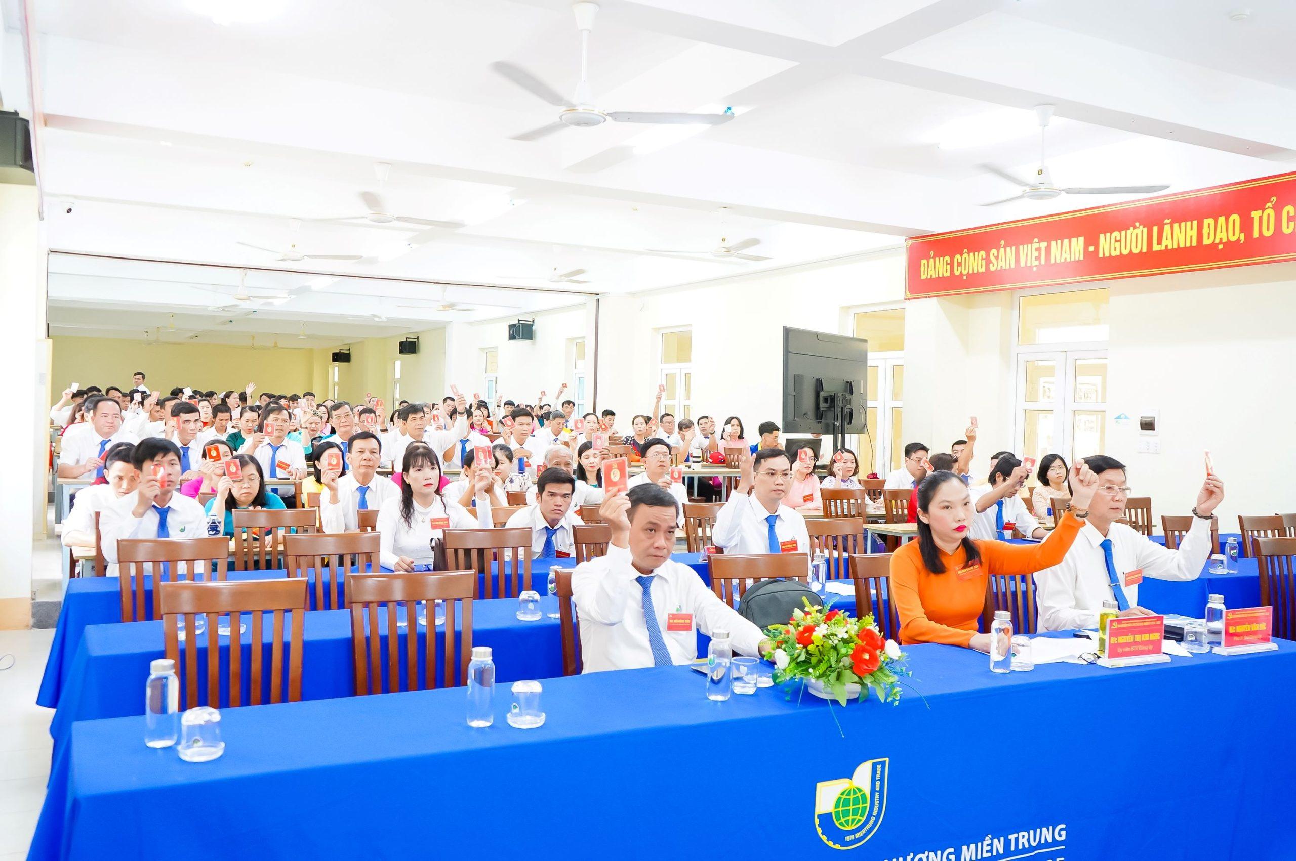 các đại biểu biểu quyết thông qua chương trình, thời gian làm việc của Đại hội; bầu Đoàn Chủ tịch, Đoàn Thư ký của Đại hội đảm bảo đúng nguyên tắc, thủ tục quy định Đại hội Đảng viên trường Cao đẳng công Thương miền Trung lần thứ XVIII, nhiệm kỳ 2025 - 2030 1