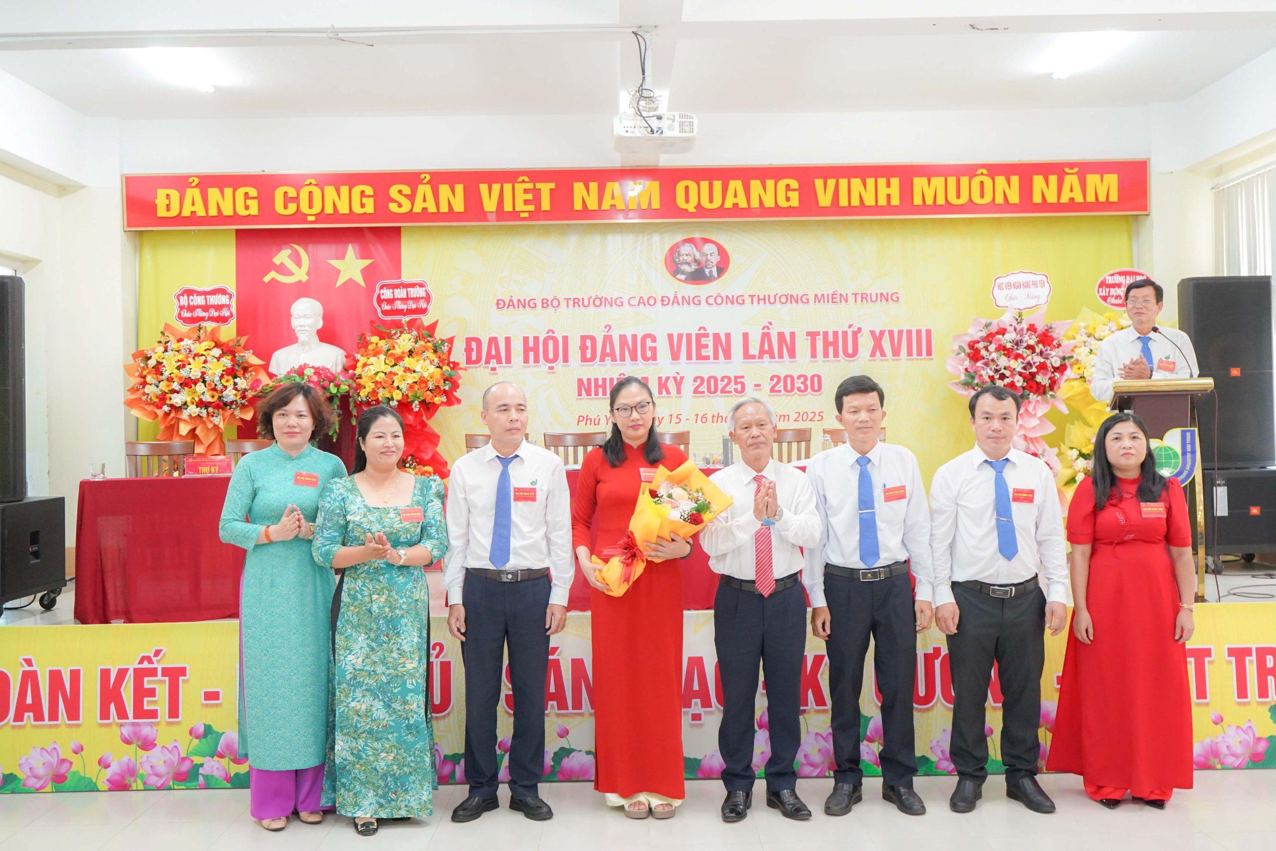 Ban chấp hành Đảng bộ trường Cao đẳng Công Thương miền Trung nhiệm kỳ 2025 - 2030 ra mắt Đại hội Đại hội Đảng viên trường Cao đẳng công Thương miền Trung lần thứ XVIII, nhiệm kỳ 2025 - 2030 16