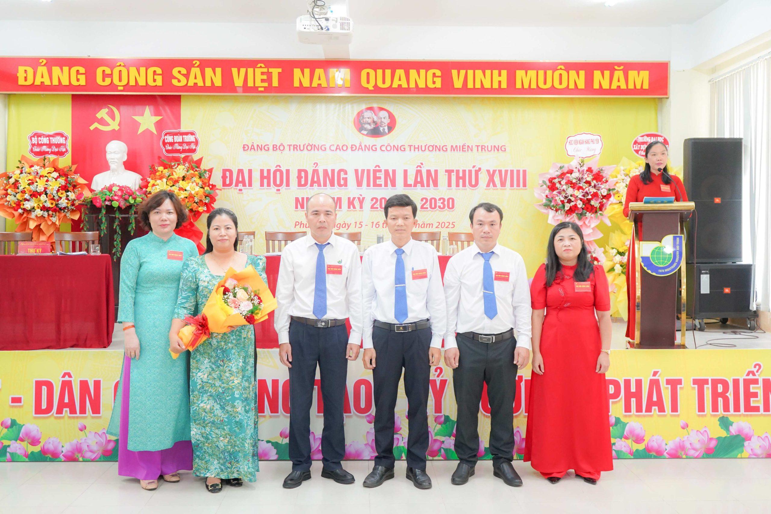 Đồng chí Nguyễn Thị Kim Ngọc - Phó Bí thư Đảng ủy trường Cao đẳng Công Thương miền Trung nhiệm kỳ 2025 - 2030, phát biểu nhận nhiệm vụ tại Đại hội Đại hội Đảng viên trường Cao đẳng công Thương miền Trung lần thứ XVIII, nhiệm kỳ 2025 - 2030 17