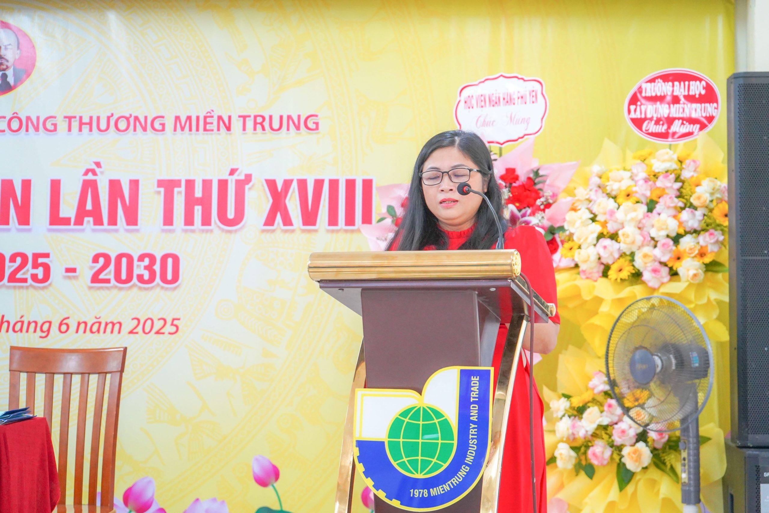 Đồng chí Đỗ Thị Thanh Lan - Đảng ủy viên trường Cao đẳng Công Thương miền Trung nhiệm kỳ 2025 - 2030, thay mặt Đoàn thư ký Đại hội thông qua dự thảo Nghị quyết Đại hội Đảng viên Trường lần thứ XVIII nhiệm kỳ 2025 - 2030 Đại hội Đảng viên trường Cao đẳng công Thương miền Trung lần thứ XVIII, nhiệm kỳ 2025 - 2030 18