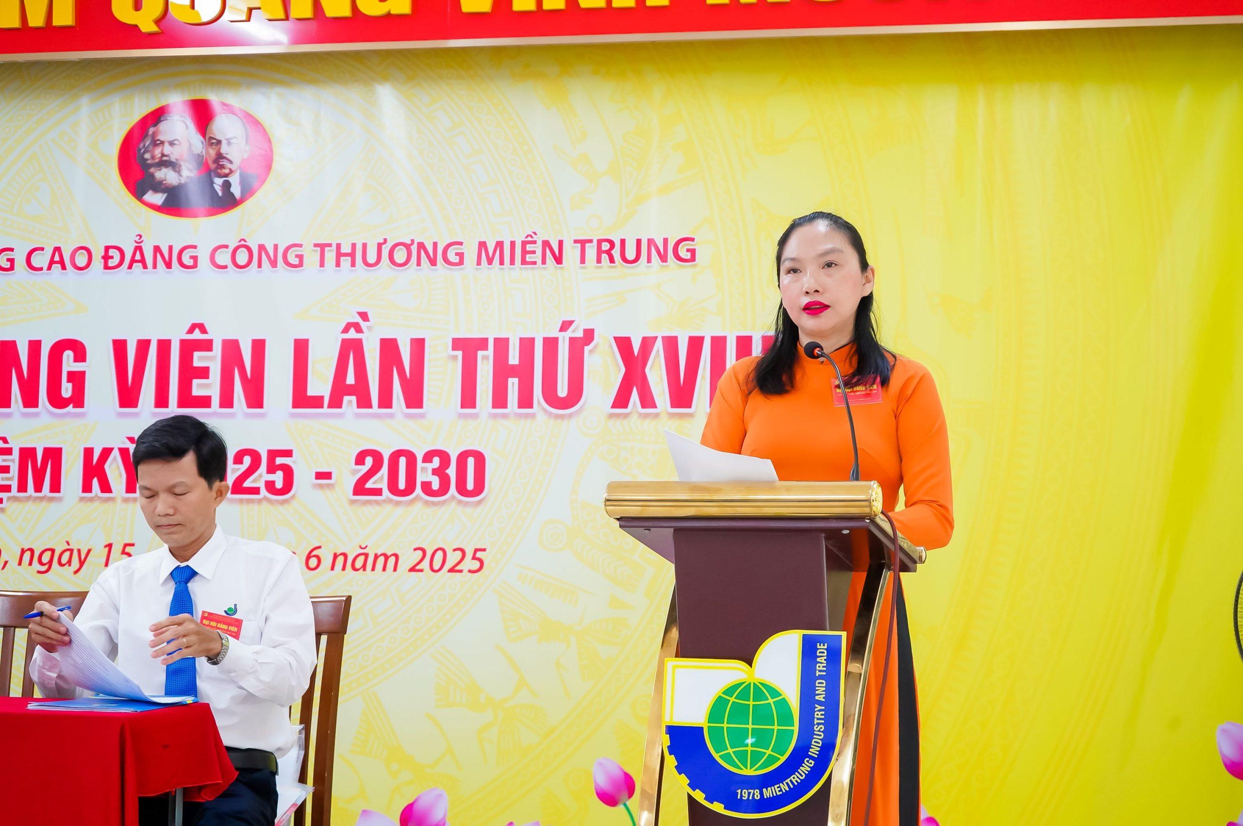 Đồng chí Nguyễn Thị Kim Ngọc - UV BTV Đảng ủy Trường nhiệm kỳ 2020 - 2030, phát biểu tại Đại hội Đại hội Đảng viên trường Cao đẳng công Thương miền Trung lần thứ XVIII, nhiệm kỳ 2025 - 2030 19