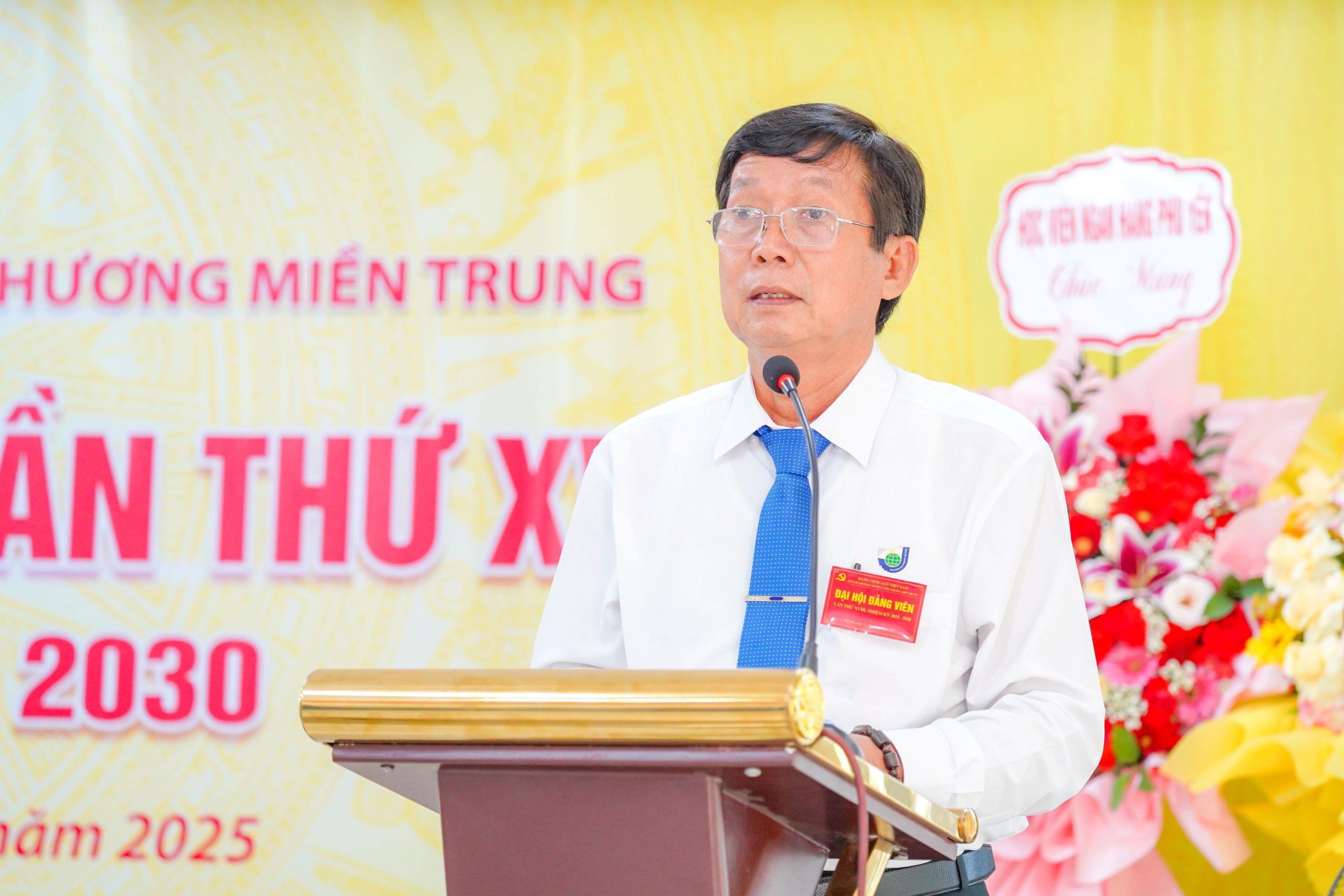 Đồng chí Nguyễn Văn Đức - Phó Bí thư Đảng ủy Trường nhiệm kỳ 2020 - 2025 trình bày tóm tắt Báo cáo chính trị nhiệm kỳ 2020-2025 Đại hội Đảng viên trường Cao đẳng công Thương miền Trung lần thứ XVIII, nhiệm kỳ 2025 - 2030 3