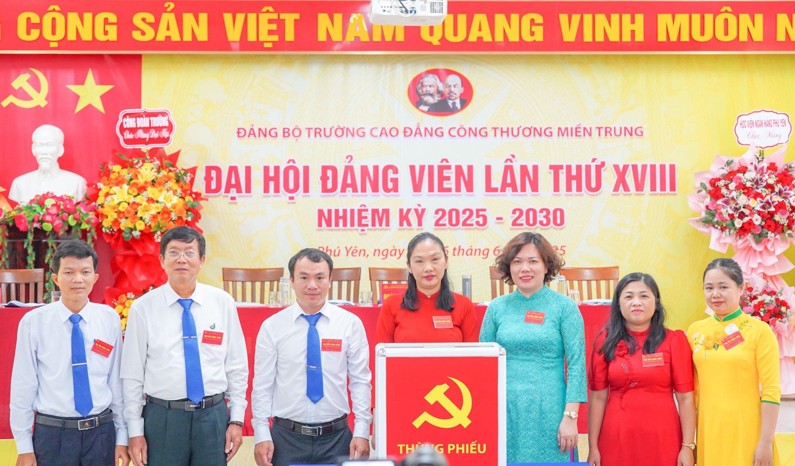 Các đại biểu tham gia bỏ phiếu bầu Ban chấp hành Đảng bộ trường Cao đẳng Công Thương miền Trung, nhiệm kỳ 2025 - 2030 Đại hội Đảng viên trường Cao đẳng công Thương miền Trung lần thứ XVIII, nhiệm kỳ 2025 - 2030 7