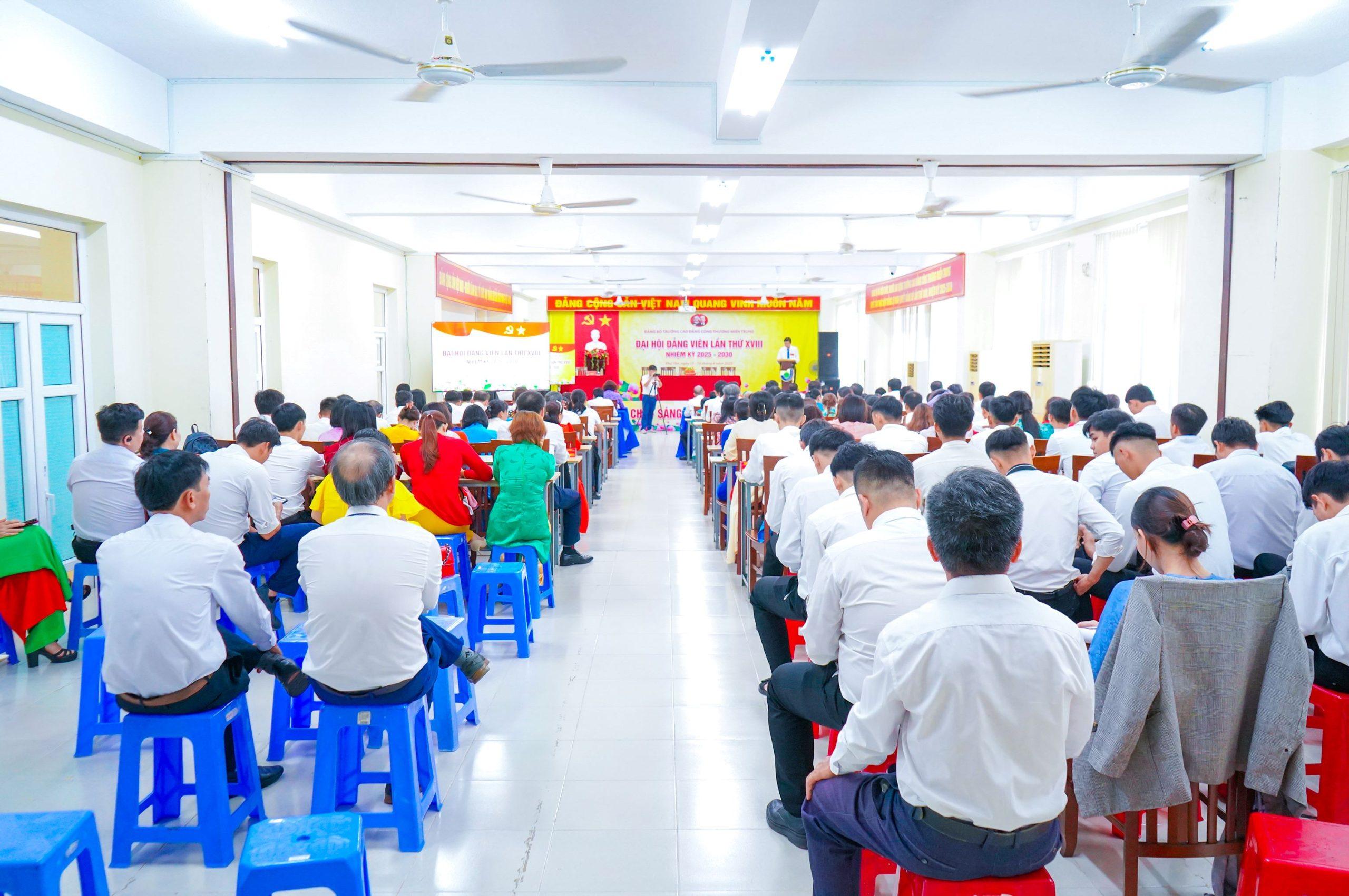 Toàn cảnh phiên trù bị Đại hội Đảng viên trường Cao đẳng Công Thương miền Trung lần thứ XVIII, nhiệm kỳ 2025 - 2030