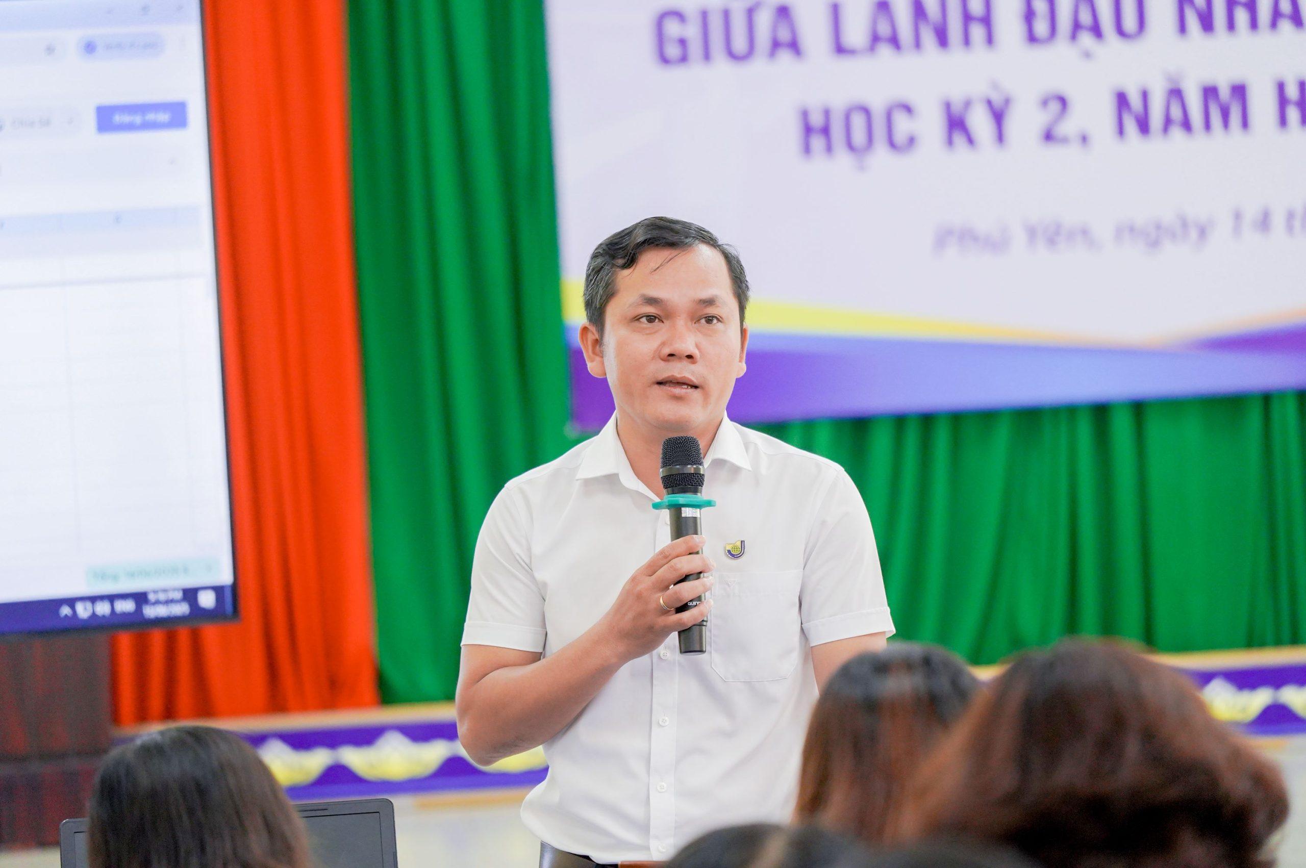 Các thầy cô đại diện cho các đơn vị trong Nhà trường trực tiếp giải đáp các ý kiến của HSSV tại Buổi đối thoại Đối thoại giữa lãnh đạo Nhà trường và học sinh sinh viên, học kỳ 2 năm học 2024 - 2025 15