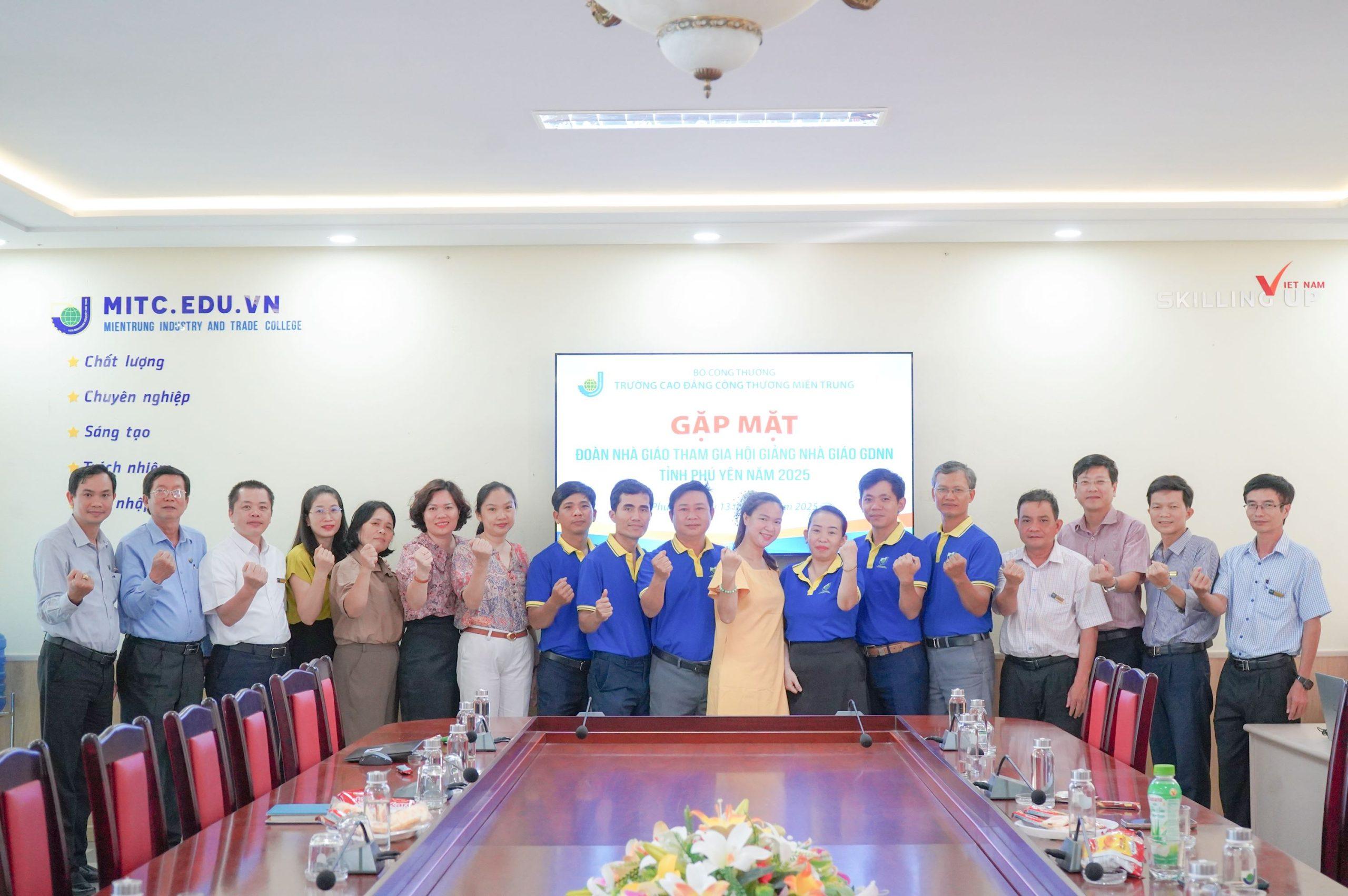 Các Nhà giáo tham gia Hội giảng cùng BGH, lãnh đạo các đơn vị chụp hình lưu niệm tại Buổi gặp mặt MITC tiếp lửa cho các giảng viên trước thềm Hội giảng Nhà giáo GDNN tỉnh Phú Yên 2025 9