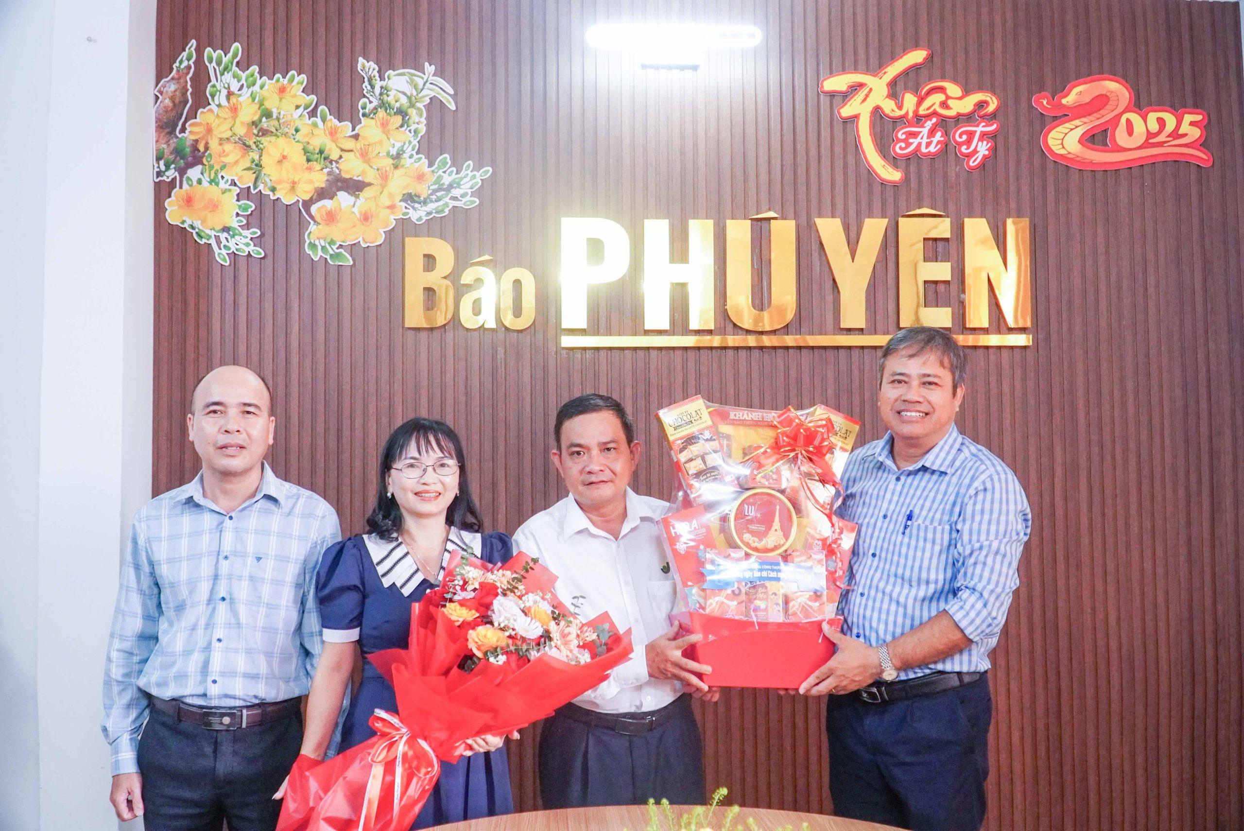 TS. Lê Kim Anh - Phó Hiệu trưởng Nhà trường tặng hoa và quà cho Báo Phú Yên vMITC tổ chức thăm và tặng quà nhân kỷ niệm 100 năm Ngày Báo chí Cách mạng Việt Nam 3