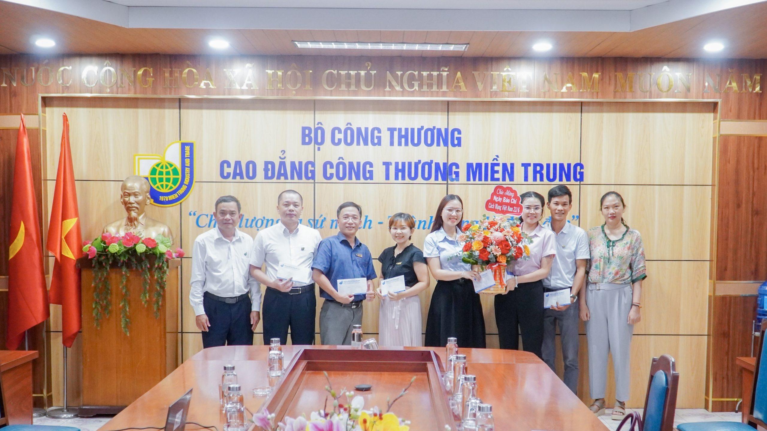 Ban Giám hiệu đã tổ chức buổi gặp mặt thân mật với Bộ phận Truyền thông - TT Đào tạo và Hợp tác quốc tế nhân ngày Báo chí Cách mạng Việt Nam 21/6 MITC tổ chức thăm và tặng quà nhân kỷ niệm 100 năm Ngày Báo chí Cách mạng Việt Nam 4
