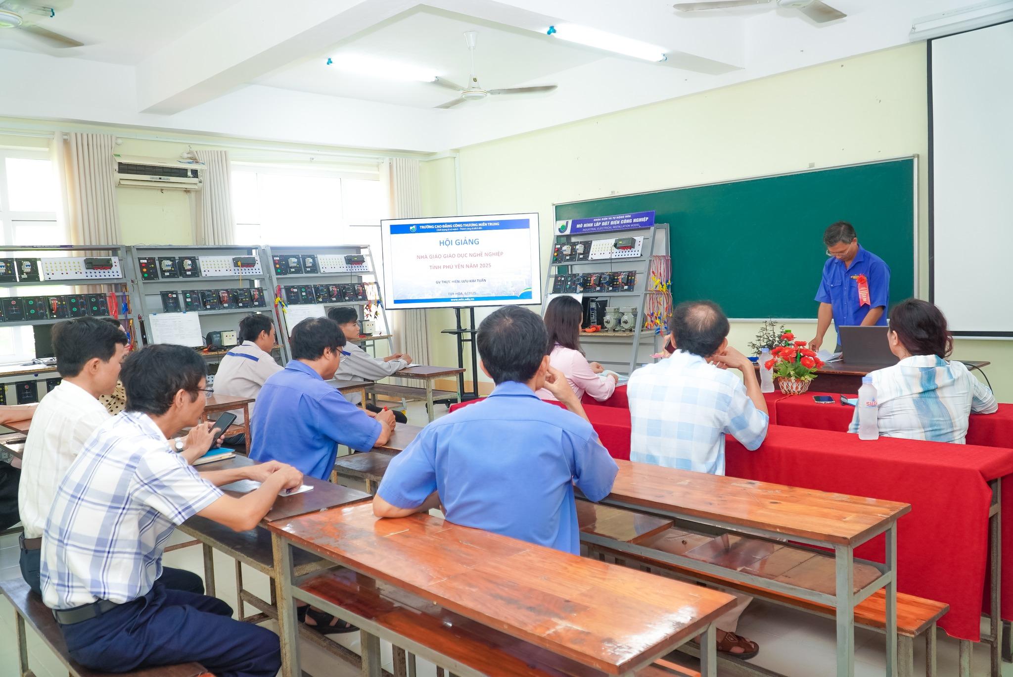 Tiết giảng của thầy Lưu Kim Tuấn diễn ra tại phòng học tích hợp của khoa Điện và Tự động hóa Sôi nổi Hội giảng nhà giáo giáo dục nghề nghiệp tỉnh Phú Yên năm 2025 2