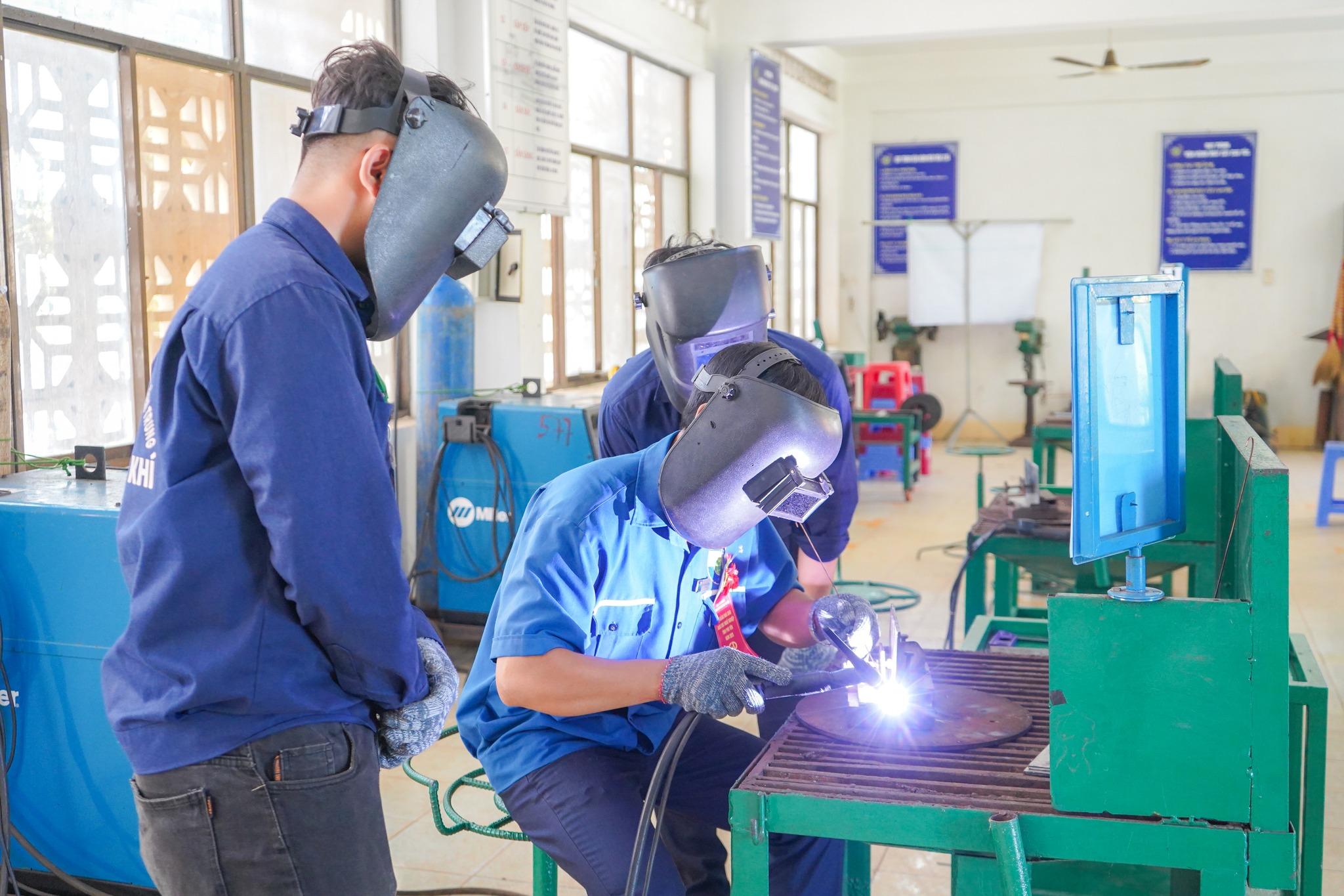 Thầy Nguyễn Ngọc Cường - Giảng viên khoa cơ khí, thực hiện thao tác mẫu cho bài thi giảng tích hợp của mình Sôi nổi Hội giảng nhà giáo giáo dục nghề nghiệp tỉnh Phú Yên năm 2025 4