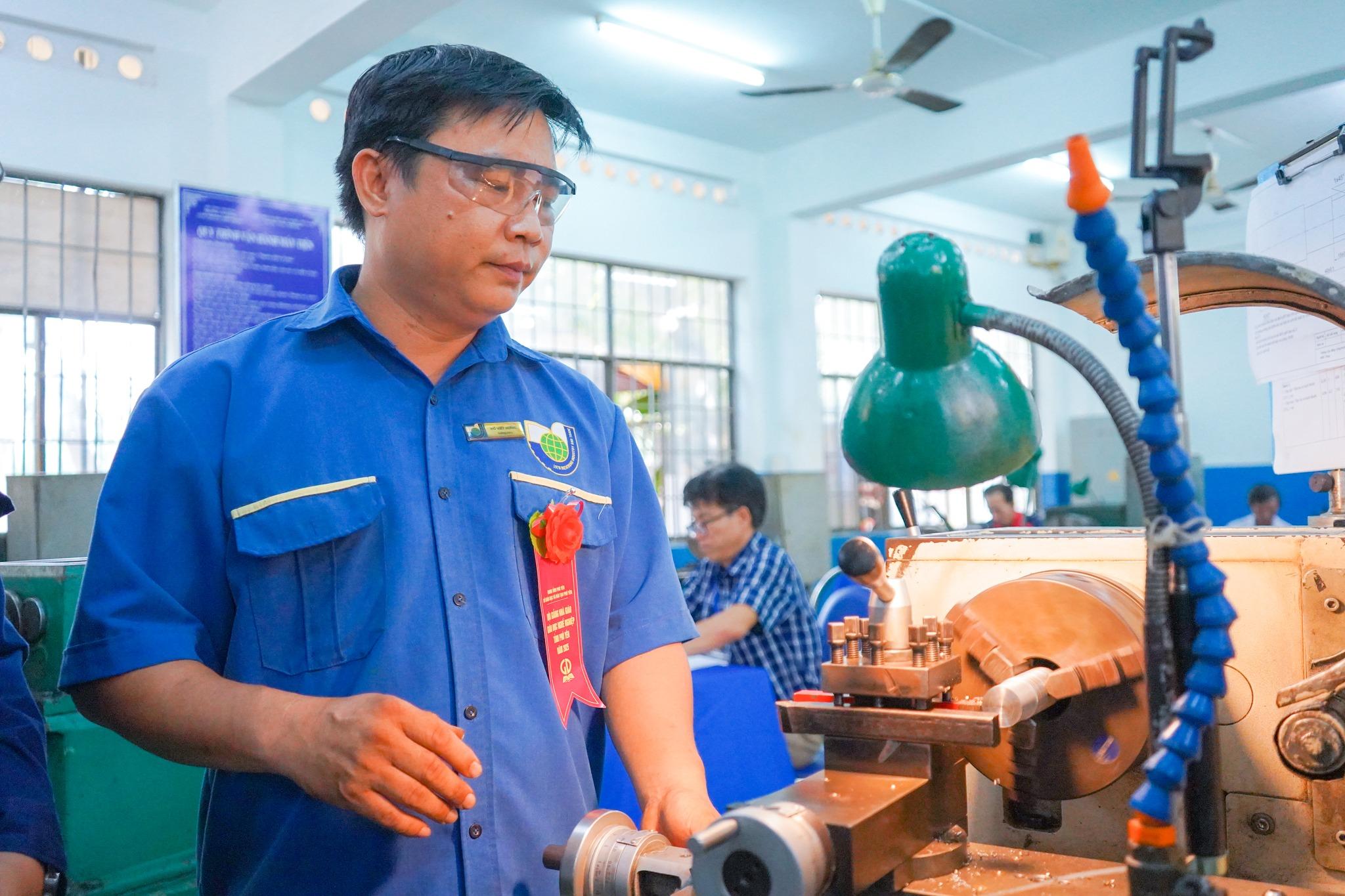 Thầy Hồ Viết Hưng - Giảng viên khoa Cơ khí tại Hội giảng Nhà giáo GDNN tỉnh Phú Yên năm 2025 Sôi nổi Hội giảng nhà giáo giáo dục nghề nghiệp tỉnh Phú Yên năm 2025 5