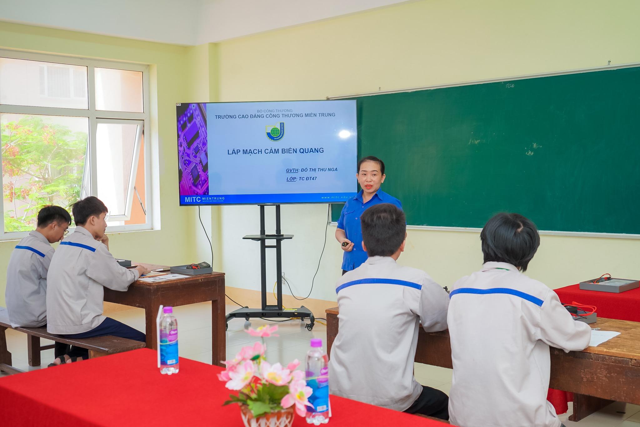 Cô Đỗ Thị Thu Nga - Giảng viên ngành Điện tử công nghiệp đang thực hiện tiết giảng tại Hội giảng Sôi nổi Hội giảng nhà giáo giáo dục nghề nghiệp tỉnh Phú Yên năm 2025