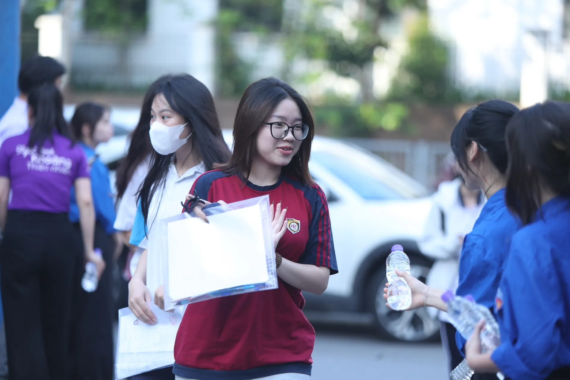 Niềm vui của học sinh THPT khi tham gia kỳ thi tốt nghiệp THPT 2025. Ảnh ST Công bố điểm thi tốt nghiệp THPT 2025 Hướng đi nào khi điểm thi chưa như ý