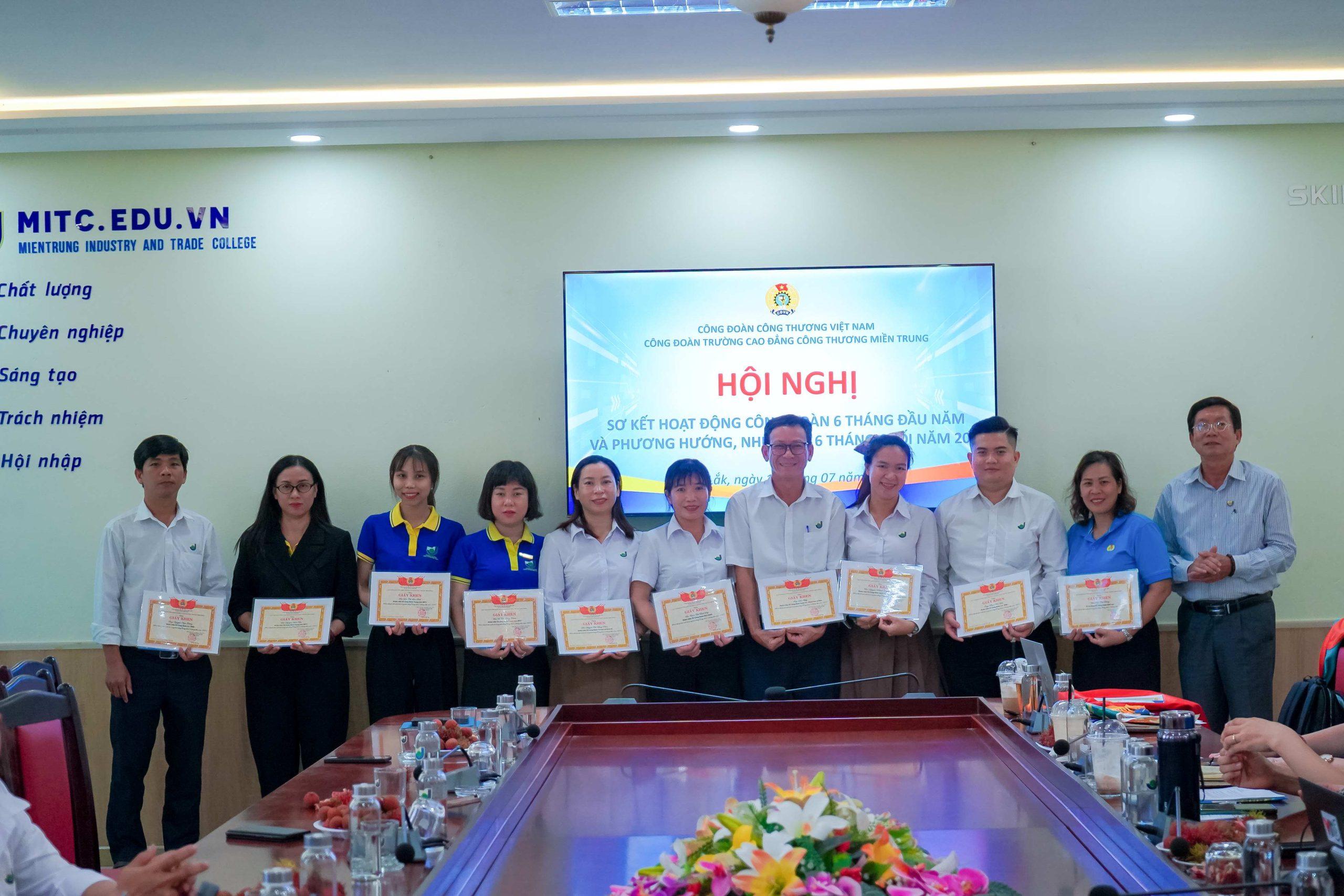 Đồng chí Nguyễn Văn Đức - Phó Hiệu trưởng nhà trường trao bằng khen cho đoàn viên xuất sắc Công đoàn Trường tổ chức Hội nghị sơ kết hoạt động 6 tháng đầu năm 2025 5