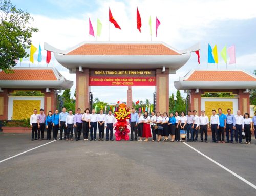 Dâng hương tưởng niệm tại nghĩa trang liệt sĩ Phú Yên