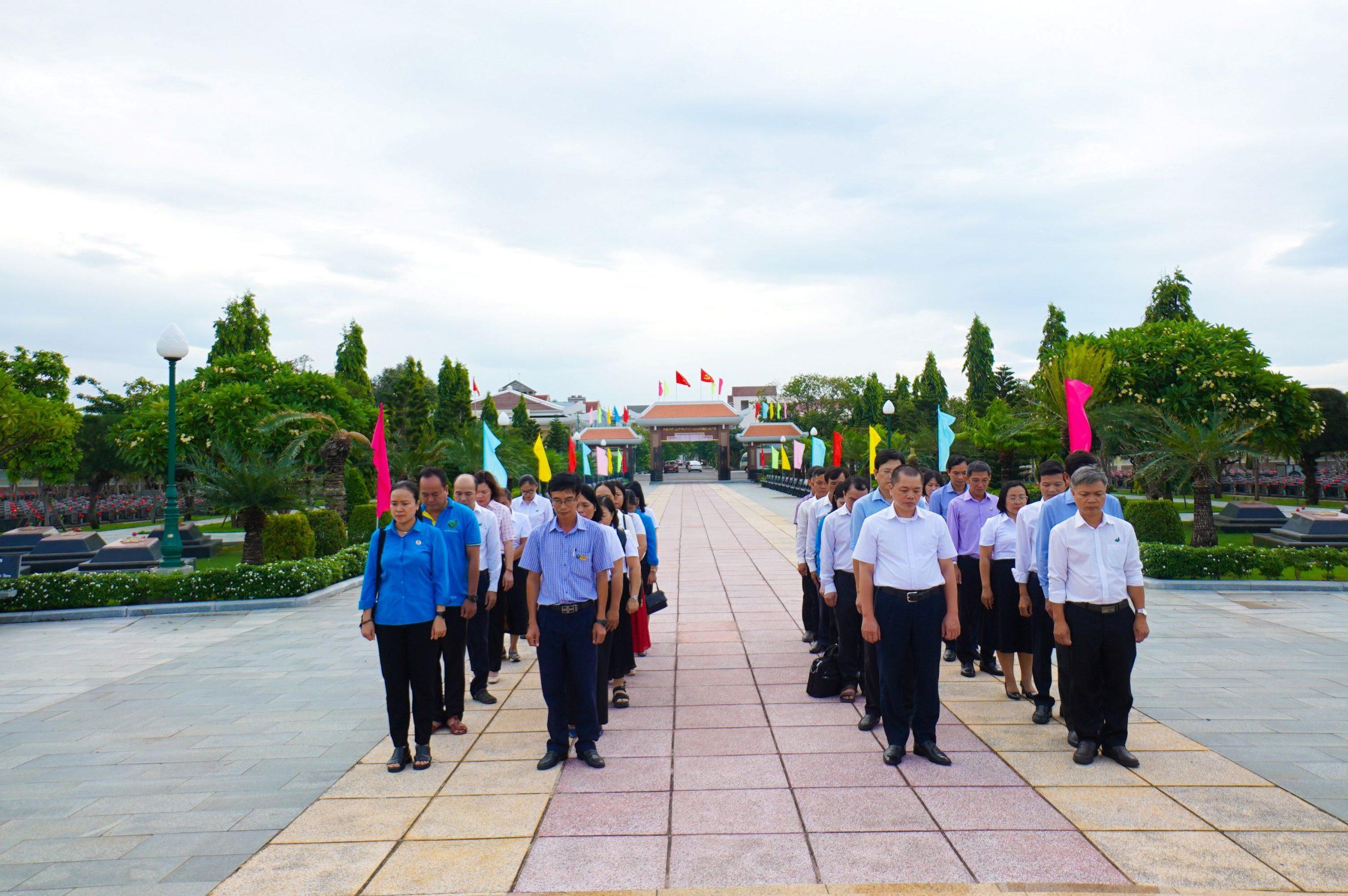 Dâng hương tưởng liện tại nghĩa trang liệt sĩ Phú Yên 7