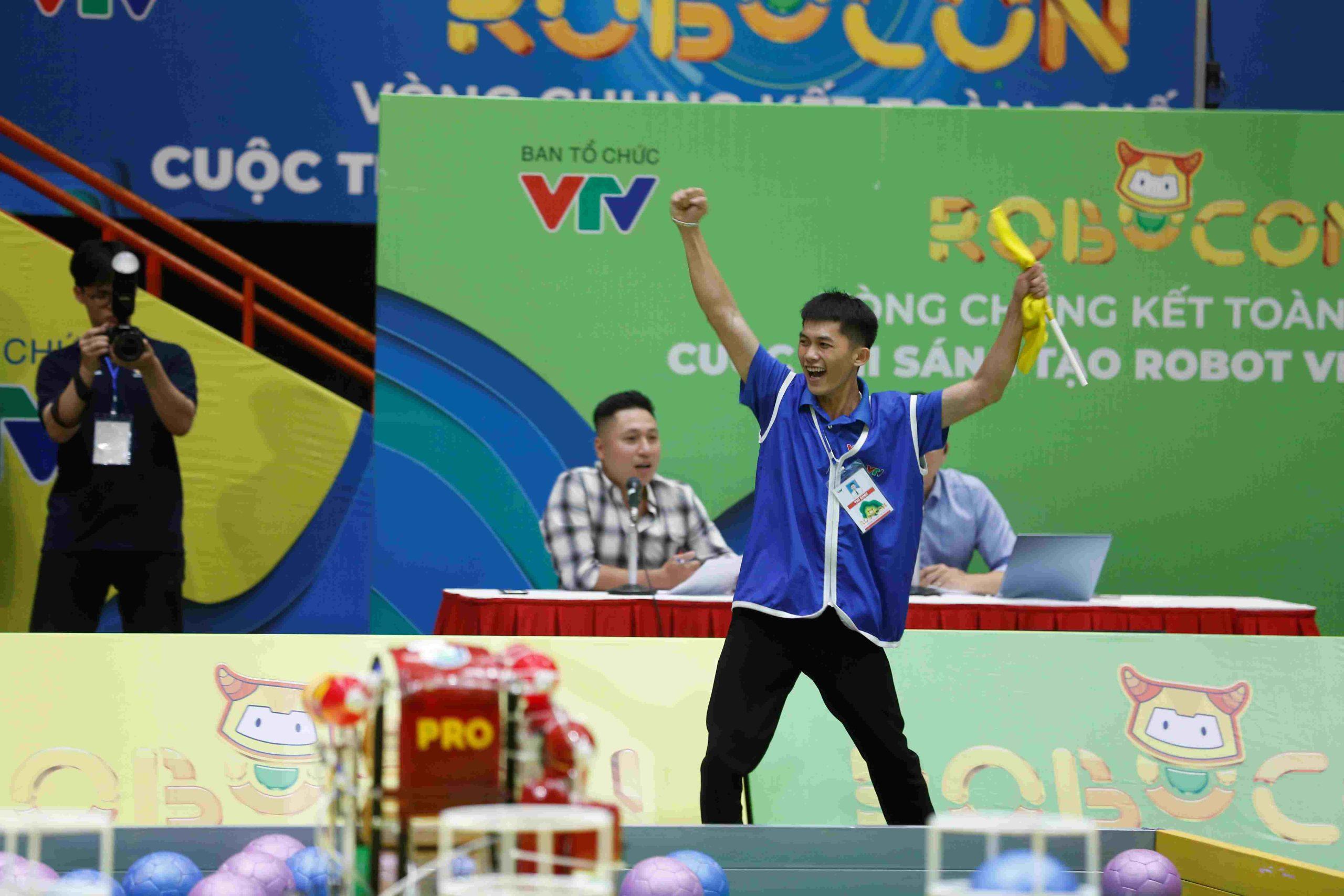 Niềm vui chiến thắng của Khan tại cuộc thi Robocon Việt Nam năm 2024