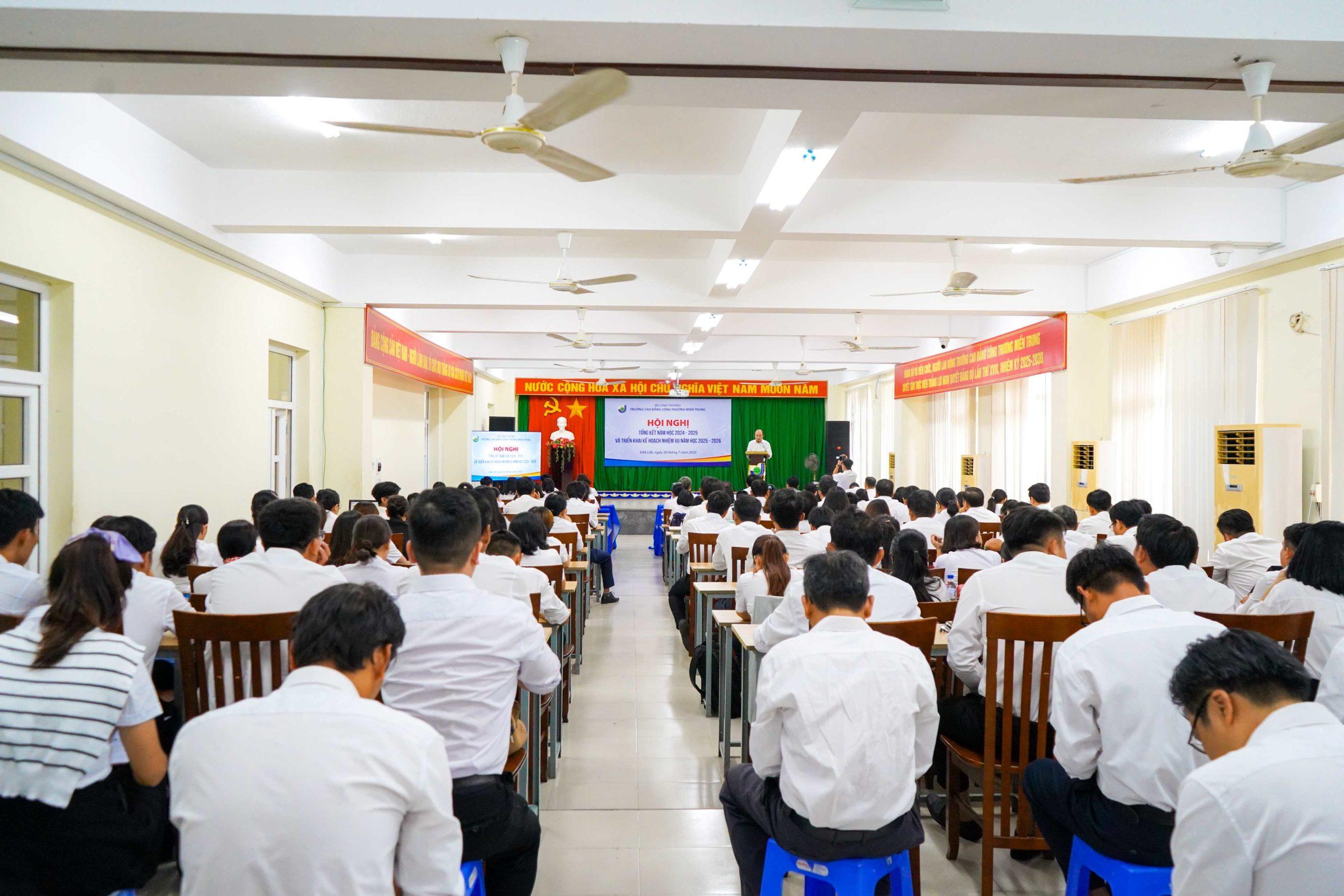 Trường Cao đẳng Công Thương miền Trung tổ chức Hội nghị tổng kết năm học 2024 - 2025 7