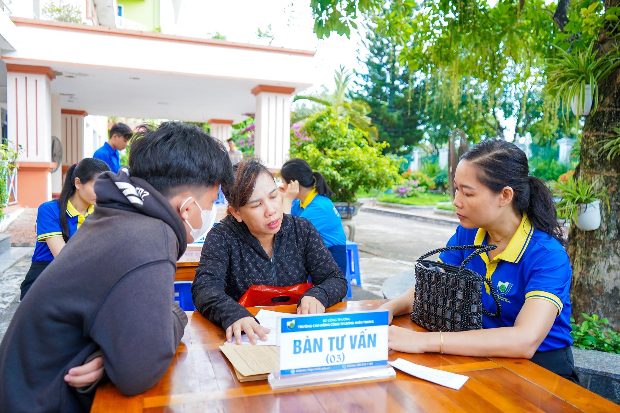 Tại khu vực tiếp đón, học sinh được hướng dẫn chi tiết các bước đăng ký, nhận lớp, khám sức khỏe và tham quan cơ sở vật chất Tưng bừng ngày nhập học đợt 1 năm 2025 của học sinh Trung cấp tại MITC 2