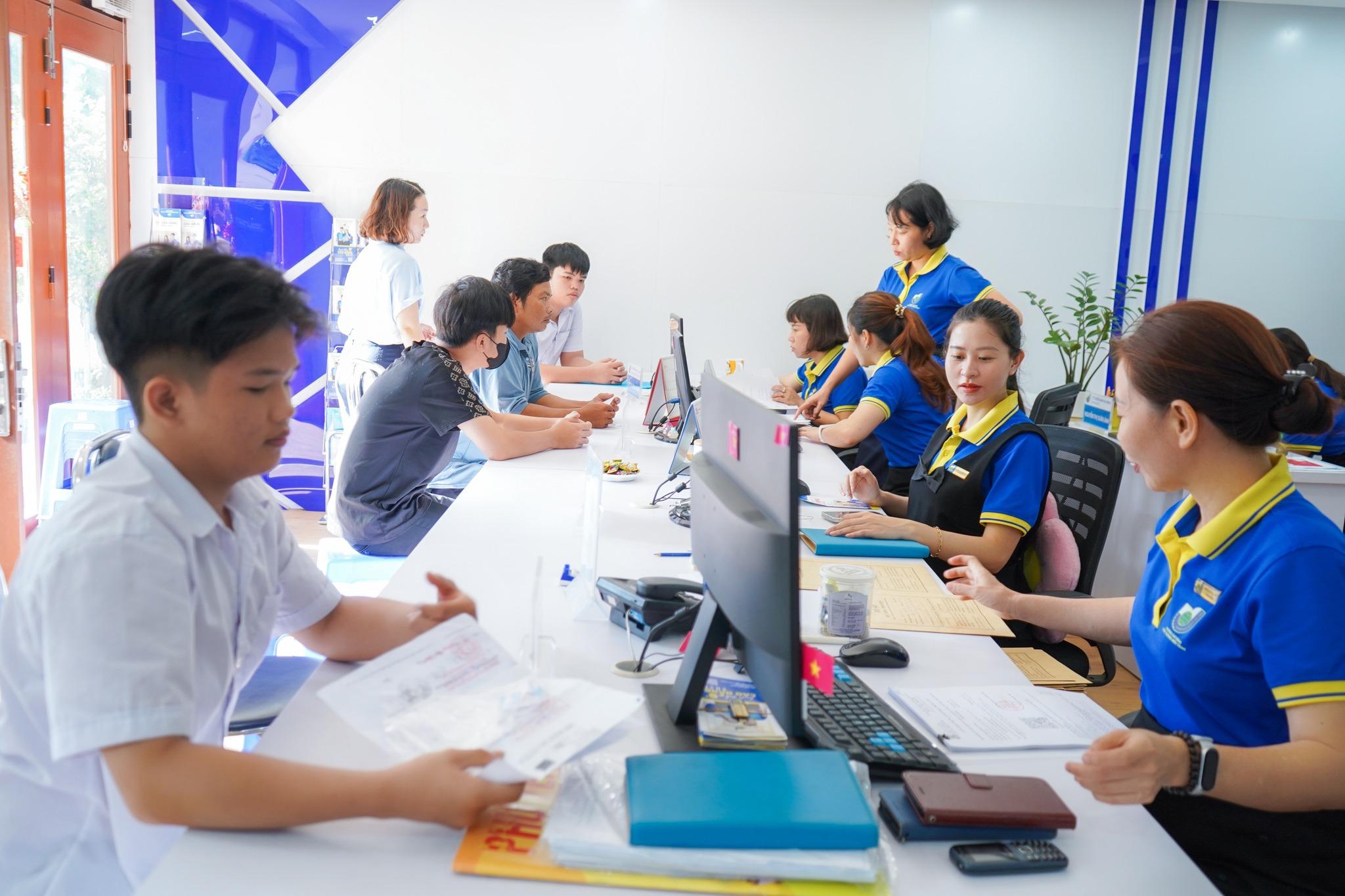 Ngay từ đầu giờ sáng, đông đảo học sinh và phụ huynh từ nhiều địa phương đã có mặt tại trường để làm thủ tục nhập học Tưng bừng ngày nhập học đợt 1 năm 2025 của học sinh Trung cấp tại MITC