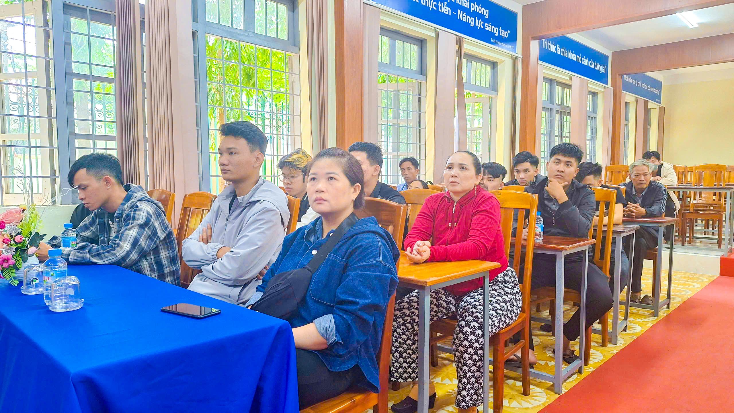 Phụ huynh và HSSV tham gia đợt thực tập lần này chăm chú theo dõi và lắng nghe các hướng dẫn đến từ đại diện Vinfast