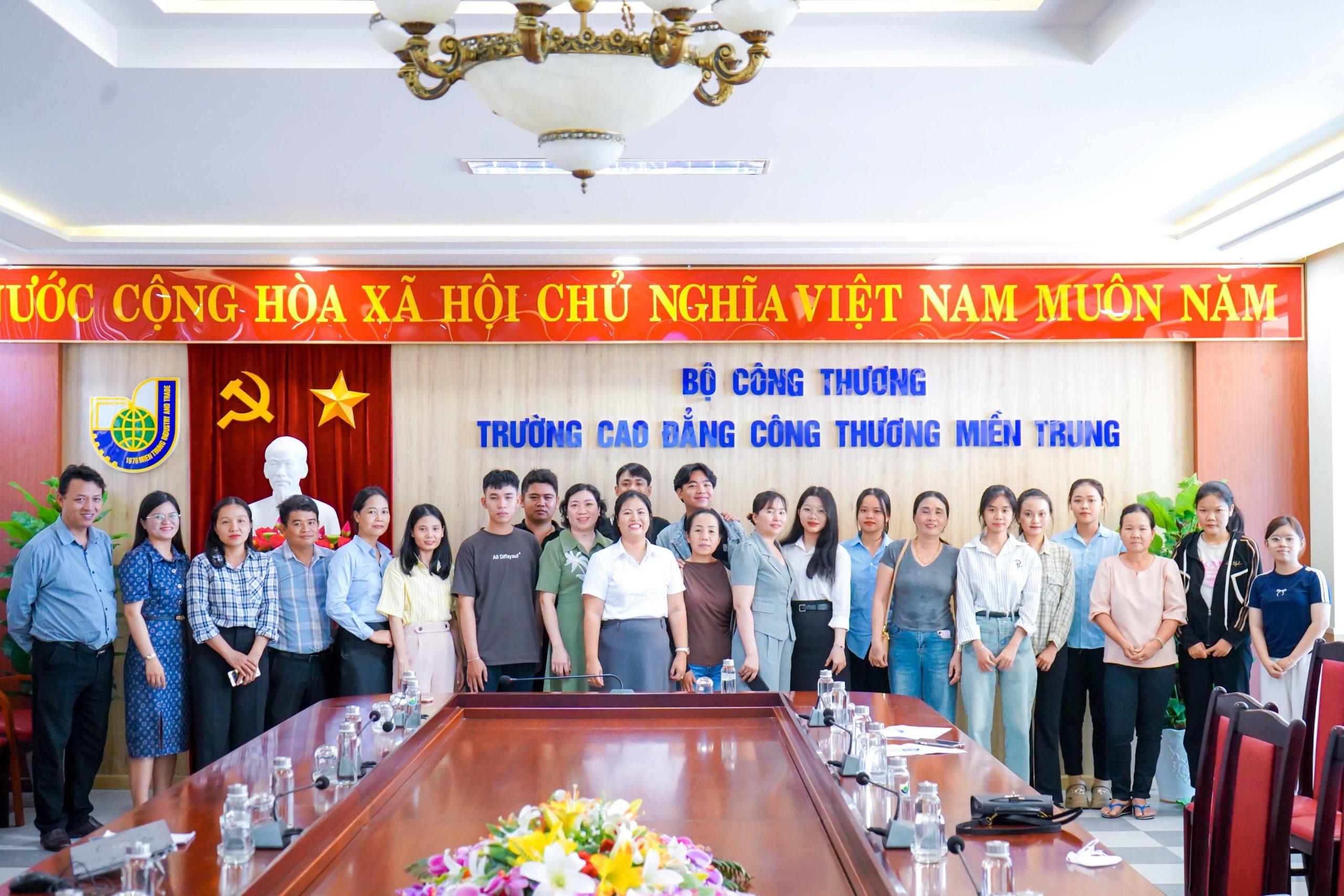 Các bạn sinh viên, phụ huynh cùng Quý thầy cô của khoa chụp hình lưu niệm tại chương trình 15 sinh viên MITC hứng khởi trước kỳ thực tập tại Nha Trang Marriott Resort & Spa 1