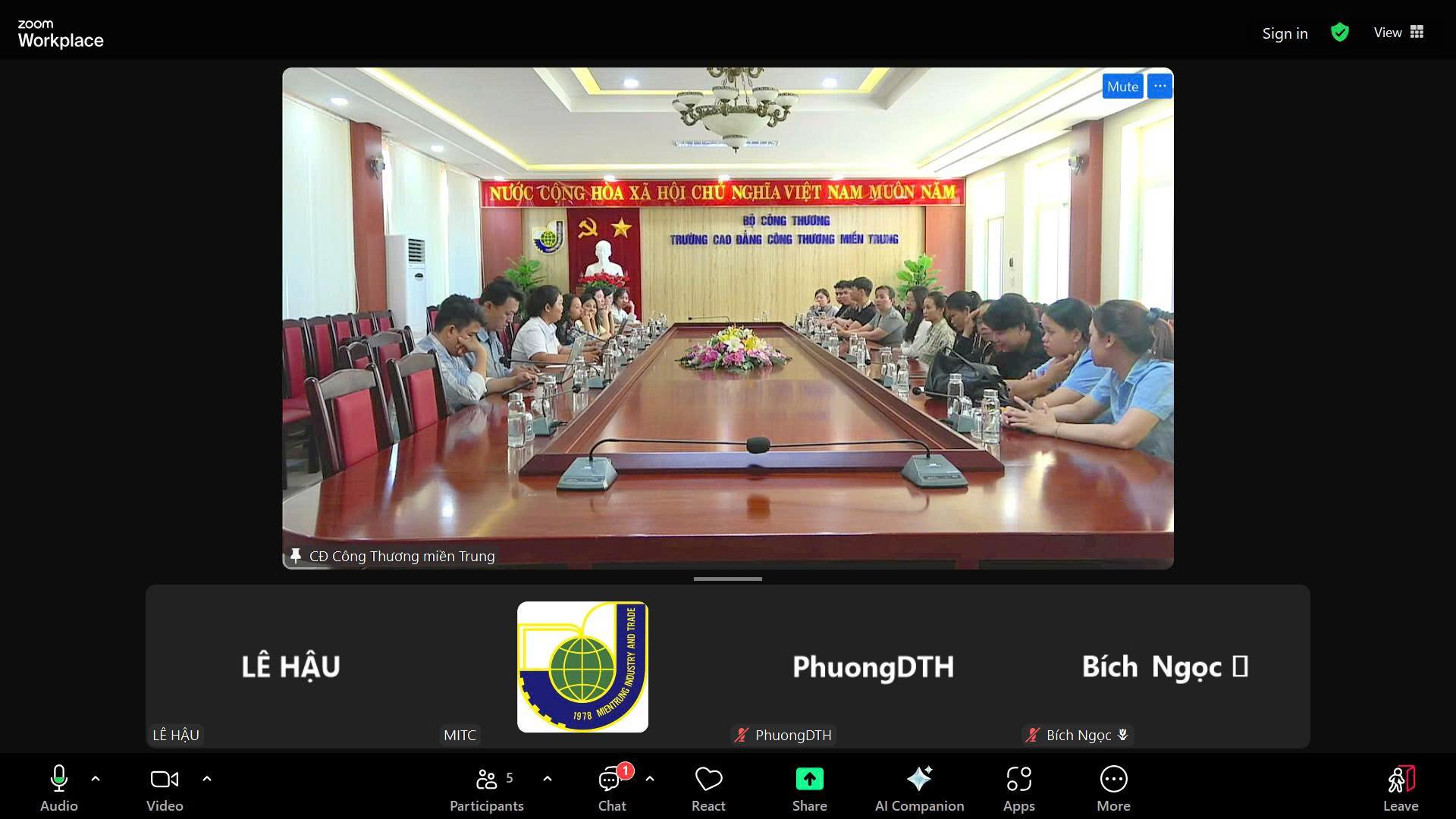 Thông qua phòng họp online, đại diện Công ty TNHH Phát triển nguồn nhân lực Hưng Thịnh, anh Lê Văn Hậu – Giám đốc điều hành chia sẻ, tập huấn tại chương trình 15 sinh viên MITC hứng khởi trước kỳ thực tập tại Nha Trang Marriott Resort & Spa 6