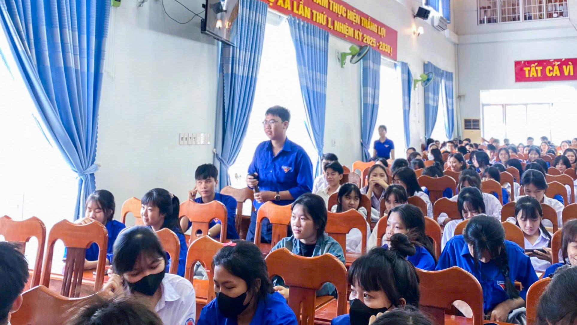 Các đoàn viên, thanh niên xã Tây Hòa hào hứng trao đổi, giao lưu với chuyên gia đến từ MITC Hơn 350 đoàn viên, thanh niên xã Tây Hòa được MITC tập huấn về khởi nghiệp và đổi mới sáng tạo 1