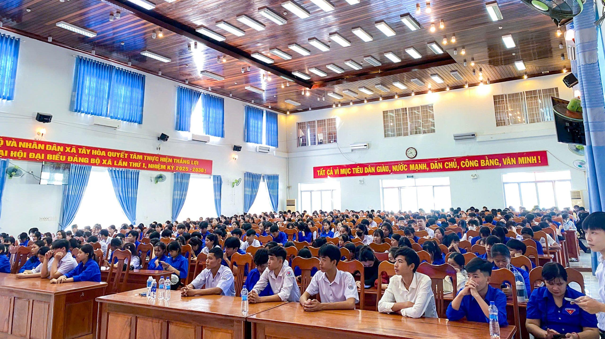 Toàn cảnh chương trình tư vấn, tập huấn khởi nghiệp và đổi mới sáng tạo dành cho 350 đoàn viên, thanh niên xã Tây Hòa Hơn 350 đoàn viên, thanh niên xã Tây Hòa được MITC tập huấn về khởi nghiệp và đổi mới sáng tạo 2