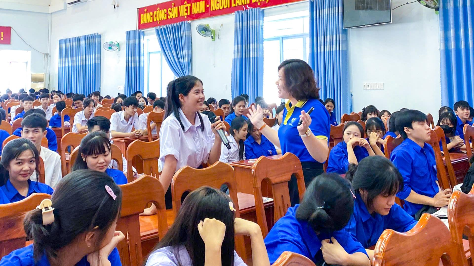 Các đoàn viên, thanh niên xã Tây Hòa hào hứng trao đổi, giao lưu với chuyên gia đến từ MITC Hơn 350 đoàn viên, thanh niên xã Tây Hòa được MITC tập huấn về khởi nghiệp và đổi mới sáng tạo 3