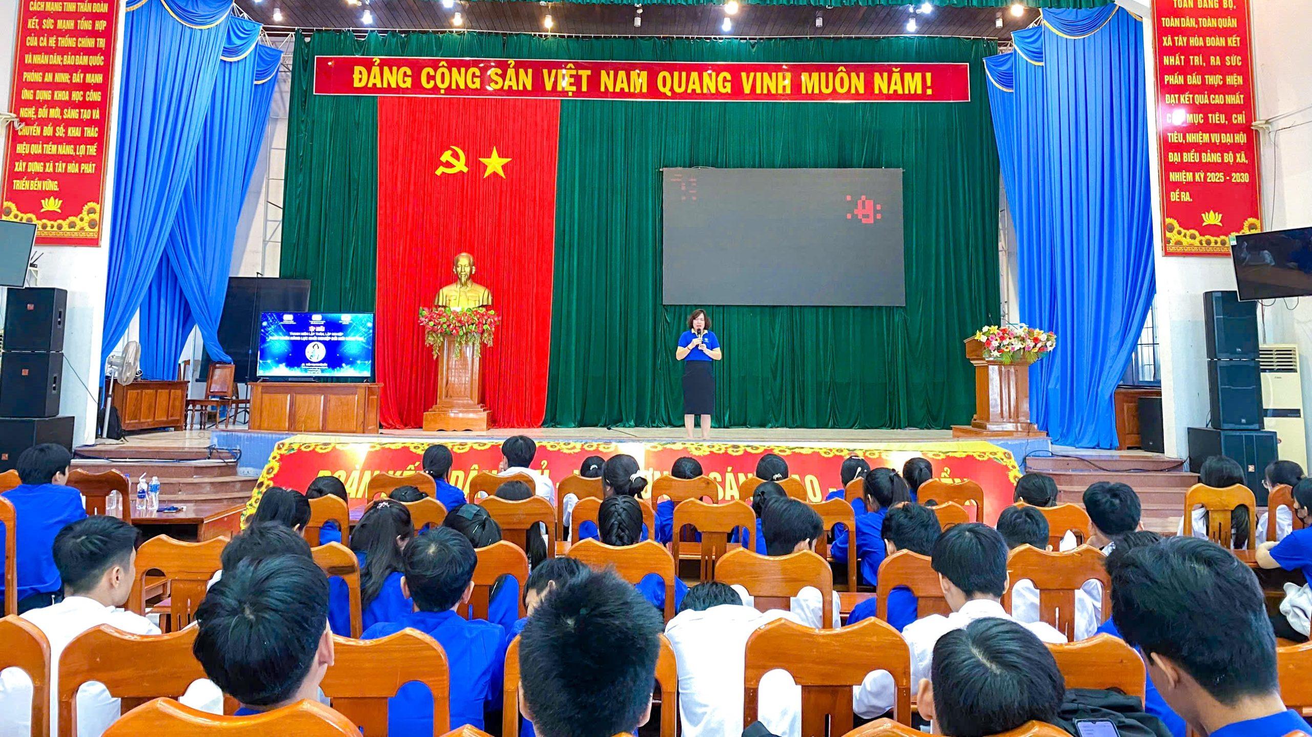 Toàn cảnh chương trình tư vấn, tập huấn khởi nghiệp và đổi mới sáng tạo dành cho 350 đoàn viên, thanh niên xã Tây Hòa Hơn 350 đoàn viên, thanh niên xã Tây Hòa được MITC tập huấn về khởi nghiệp và đổi mới sáng tạo