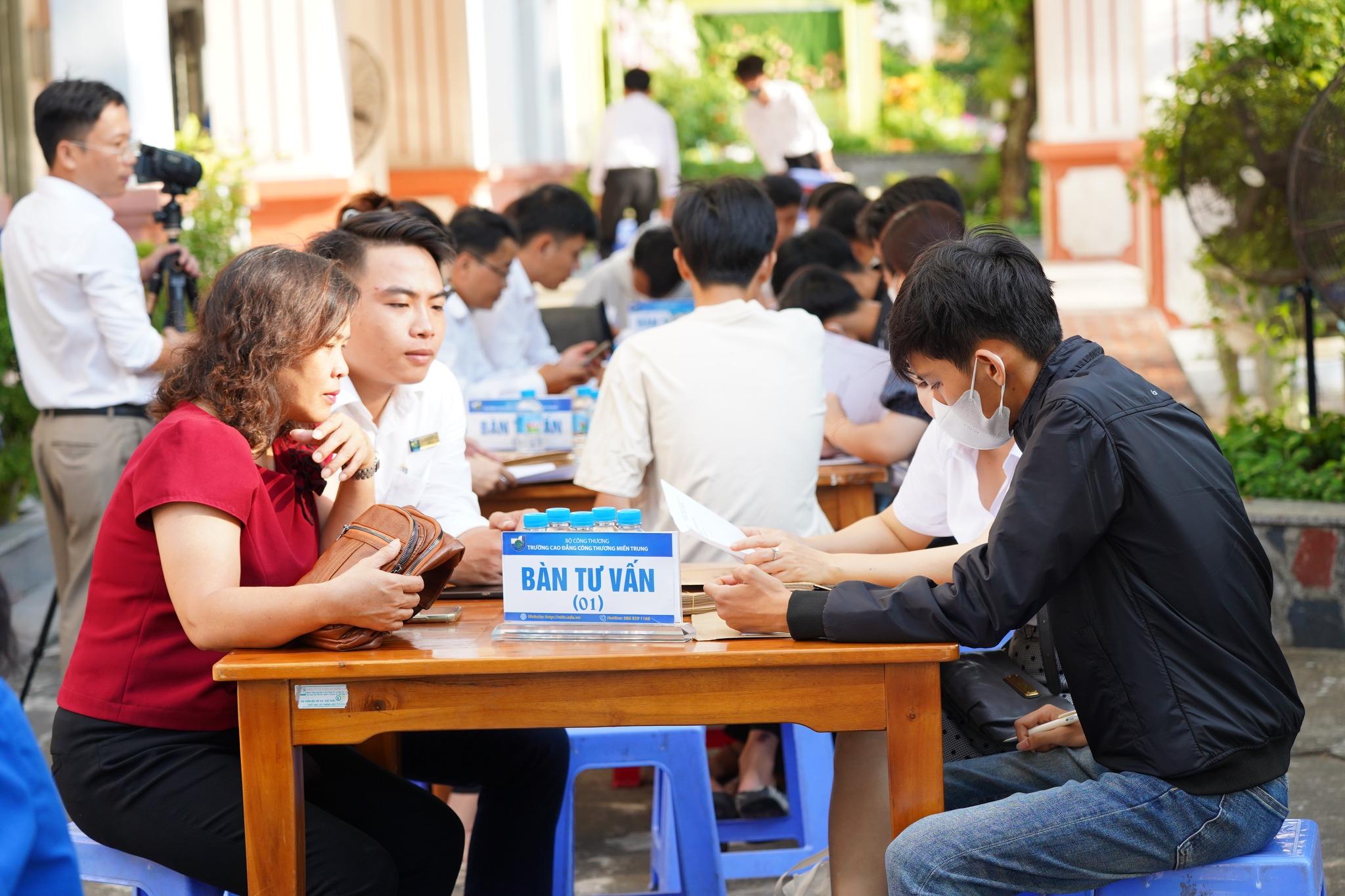 Trong ngày đầu tiên đến trường nhập học nhiều bạn trẻ không giấu được sự háo hức và kỳ vọng Sôi động ngày nhập học MITC chào đón tân sinh viên Khóa 48 2