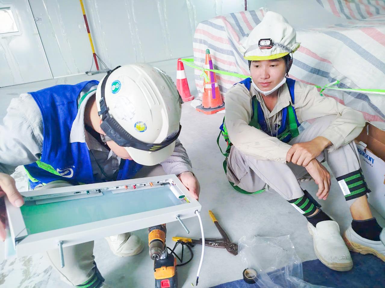 Tại công trường, các em được trực tiếp tham gia vào nhiều hạng mục công việc đúng theo ngành nghề của các bạn sinh viên Trường Cao đẳng Công Thương miền Trung kết nối doanh nghiệp – Mở rộng cơ hội nghề nghiệp Cho sinh viên ngành Điện 3
