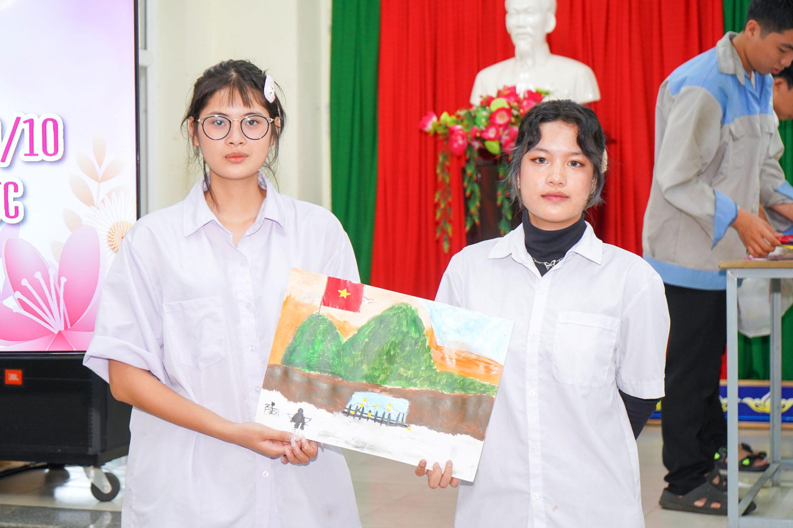 Ngay sau phần khai mạc, các nữ HSSV MITC tham gia cuộc thi vẽ tranh, trang trí với chủ đề tôn vinh phụ nữ Việt Nam Chương trình chào mừng Ngày Phụ nữ Việt Nam 20.10 dành cho sinh viên nữ MITC 3